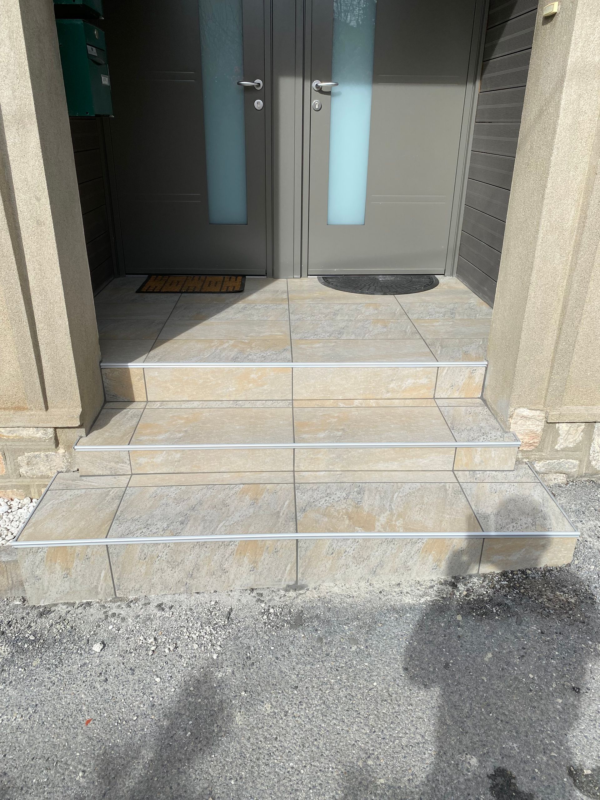 Carrelage à l'extérieur sur des marches