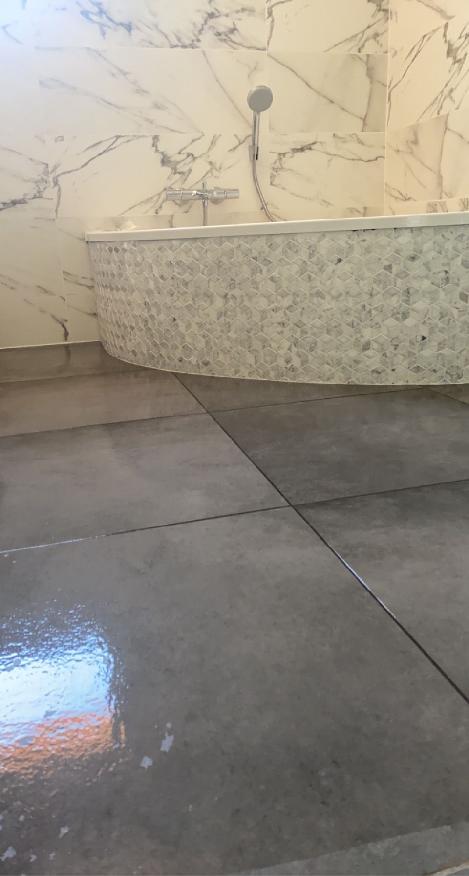 Carrelage foncé, posé sur un sol