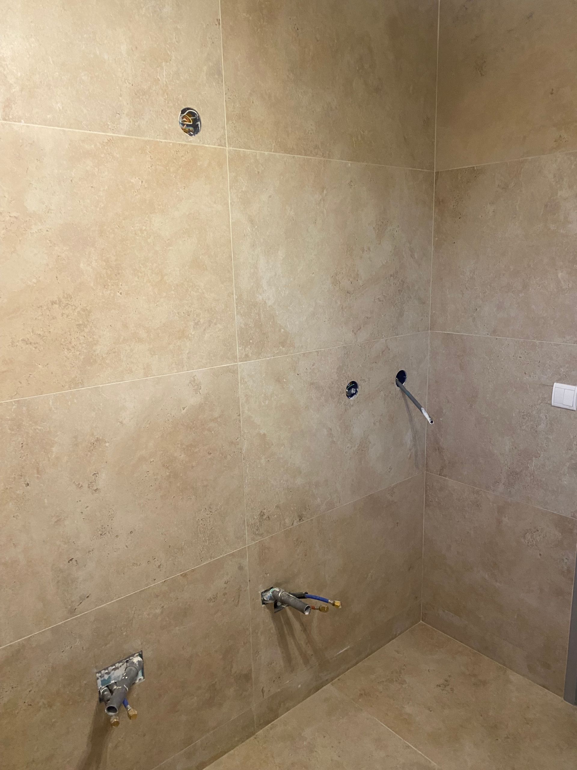 Carrelage style travertin dans une future douche