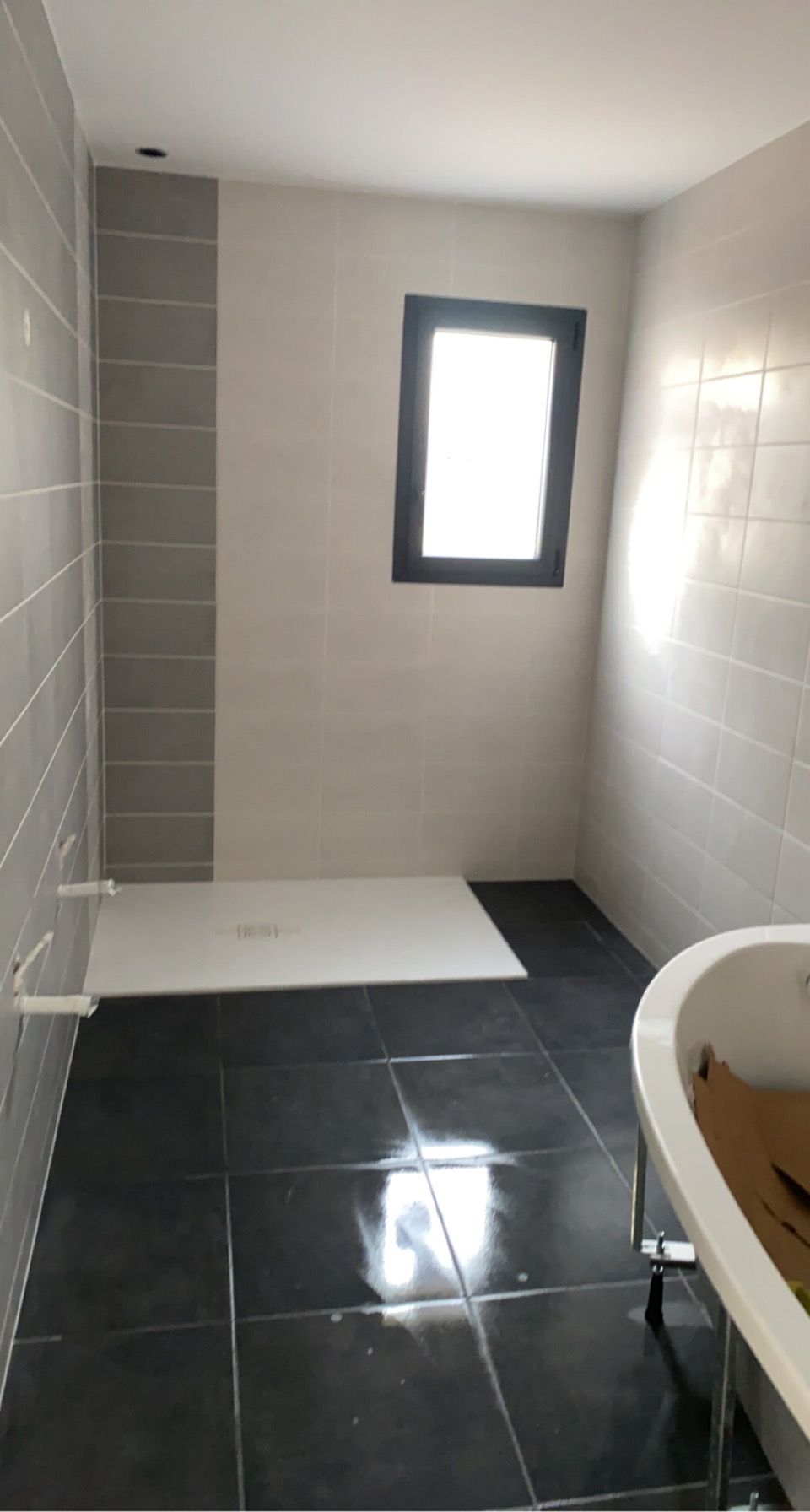 Salle de douche avec douche à l'italienne et carrelage sur sol et mur