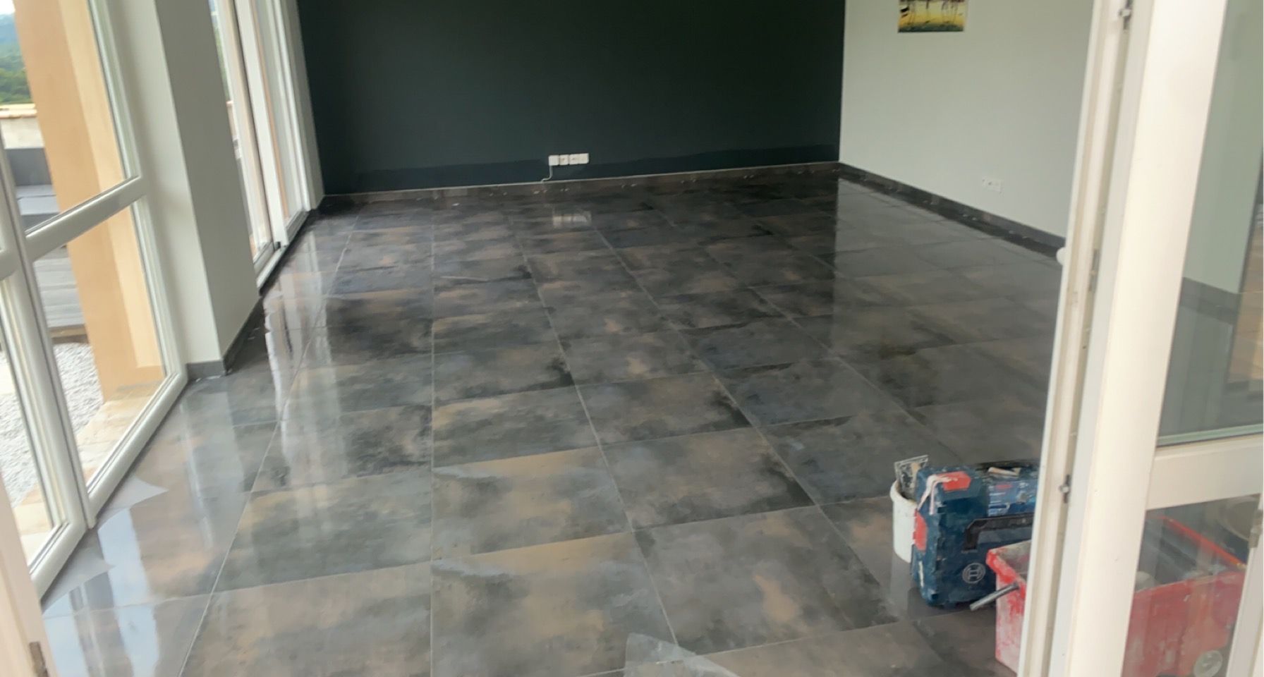 Carrelage brillant gris avec reflets jaunes