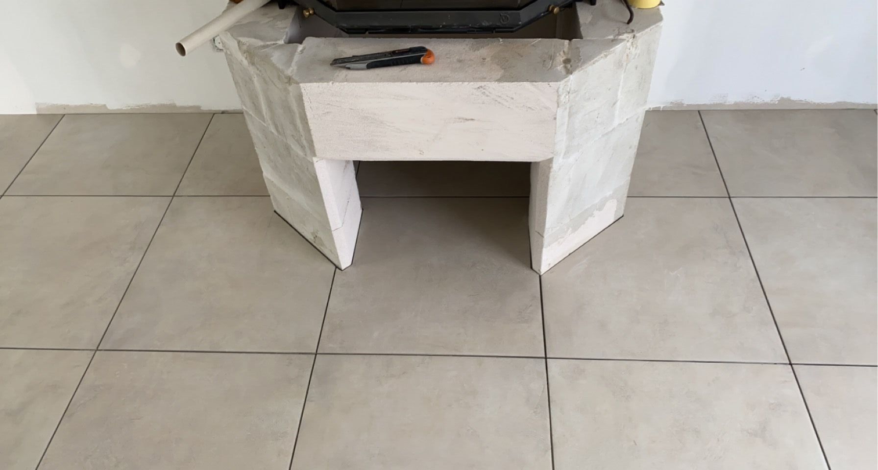 Carrelage au sol gris avec joints noirs