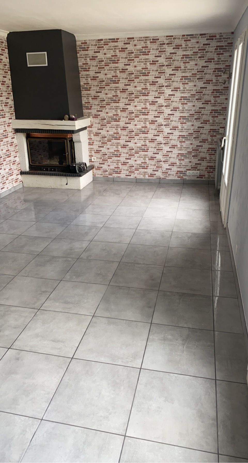 Carrelage gris dans un salon avec cheminée