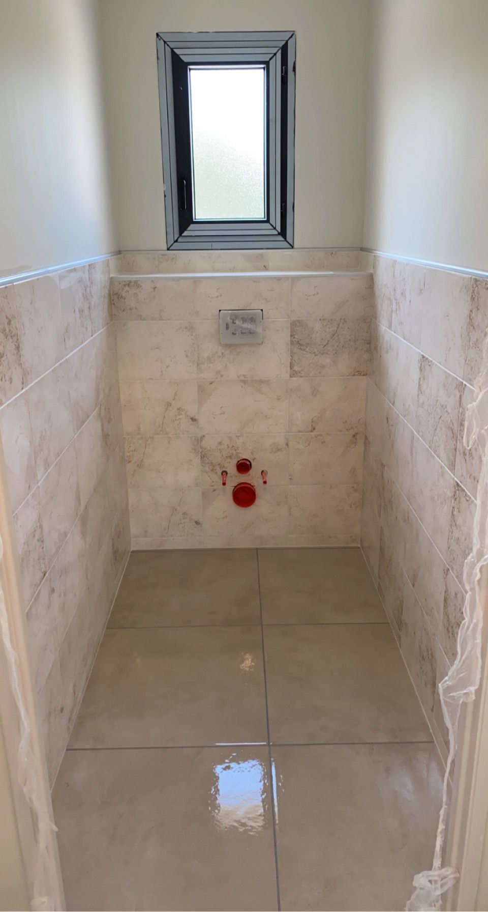 WC carrelés au sol et sur tous les murs