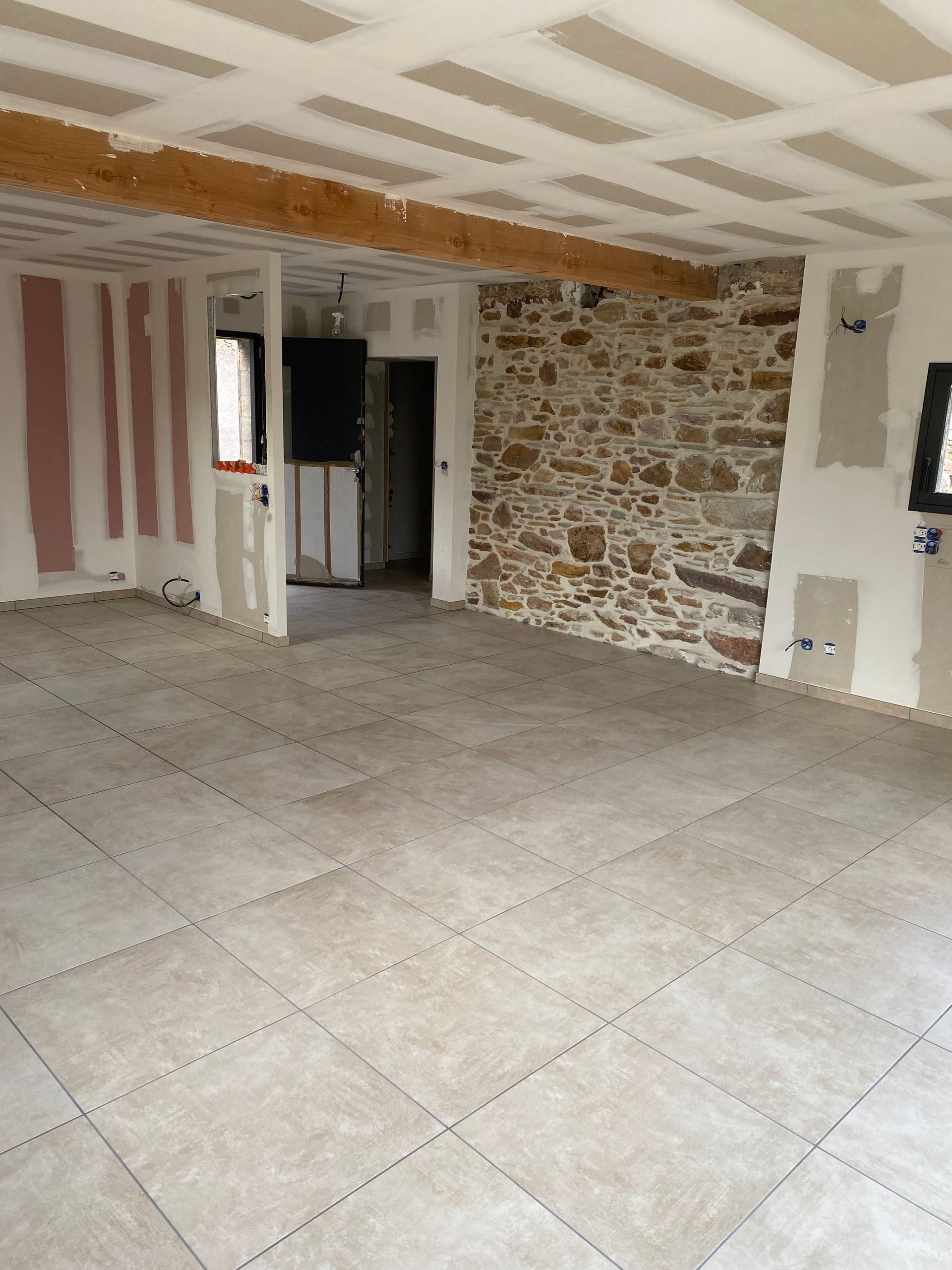 Carrelage gris et mur en pierre