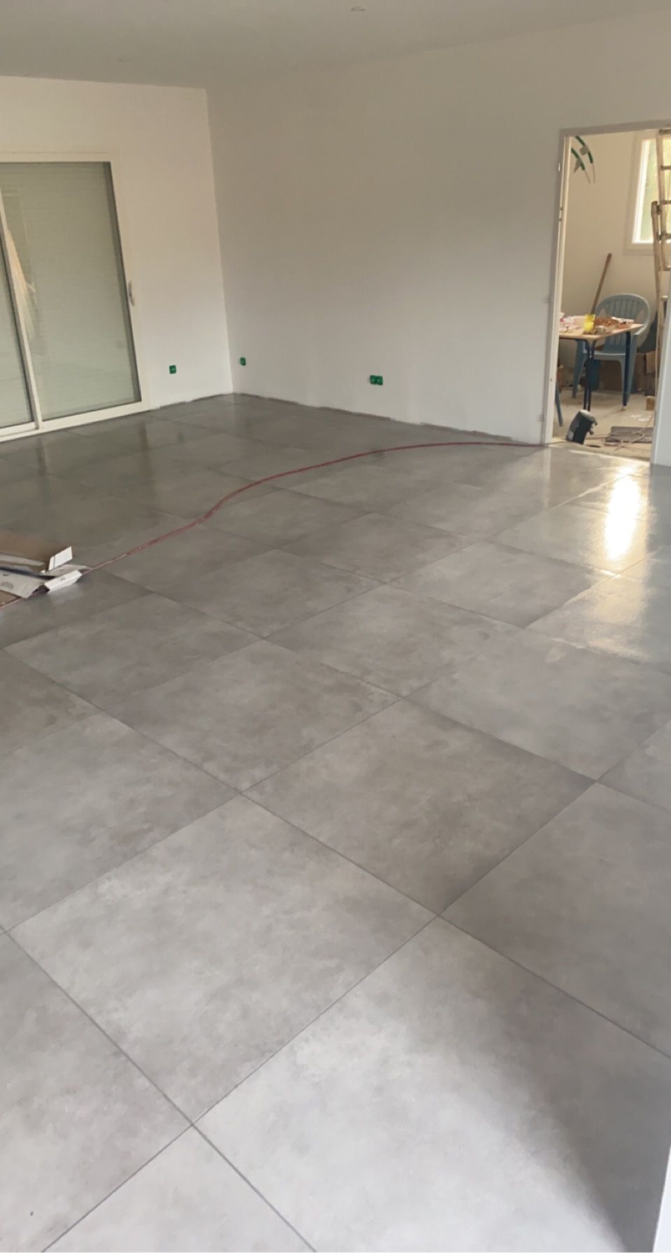 Carrelage au sol gris