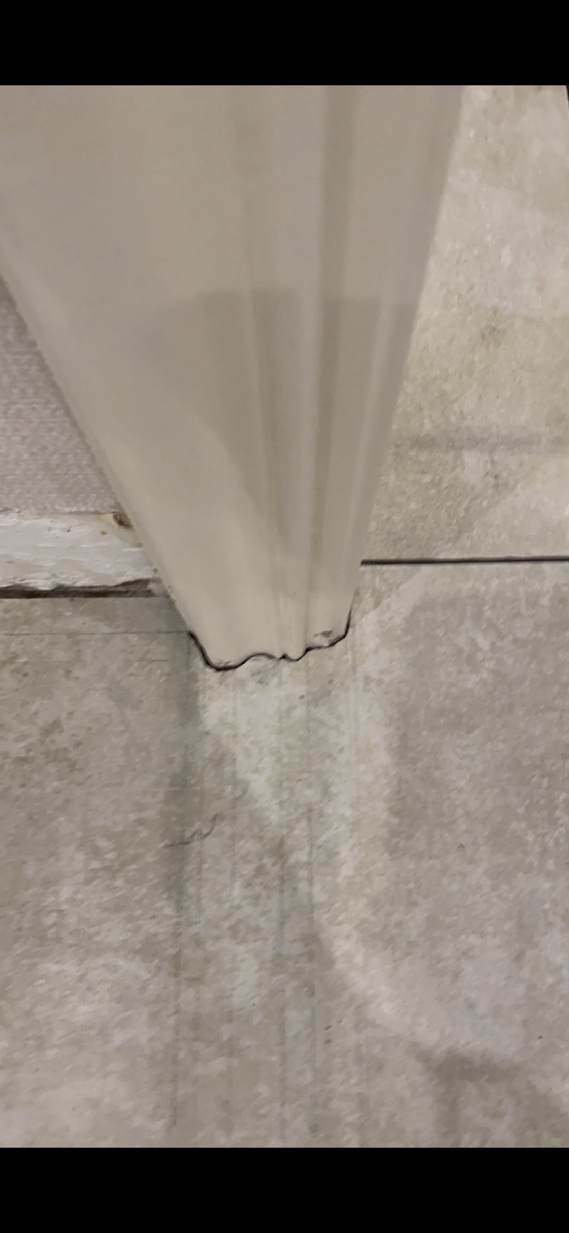 Découpe de carrelage pour encadrement d'une porte