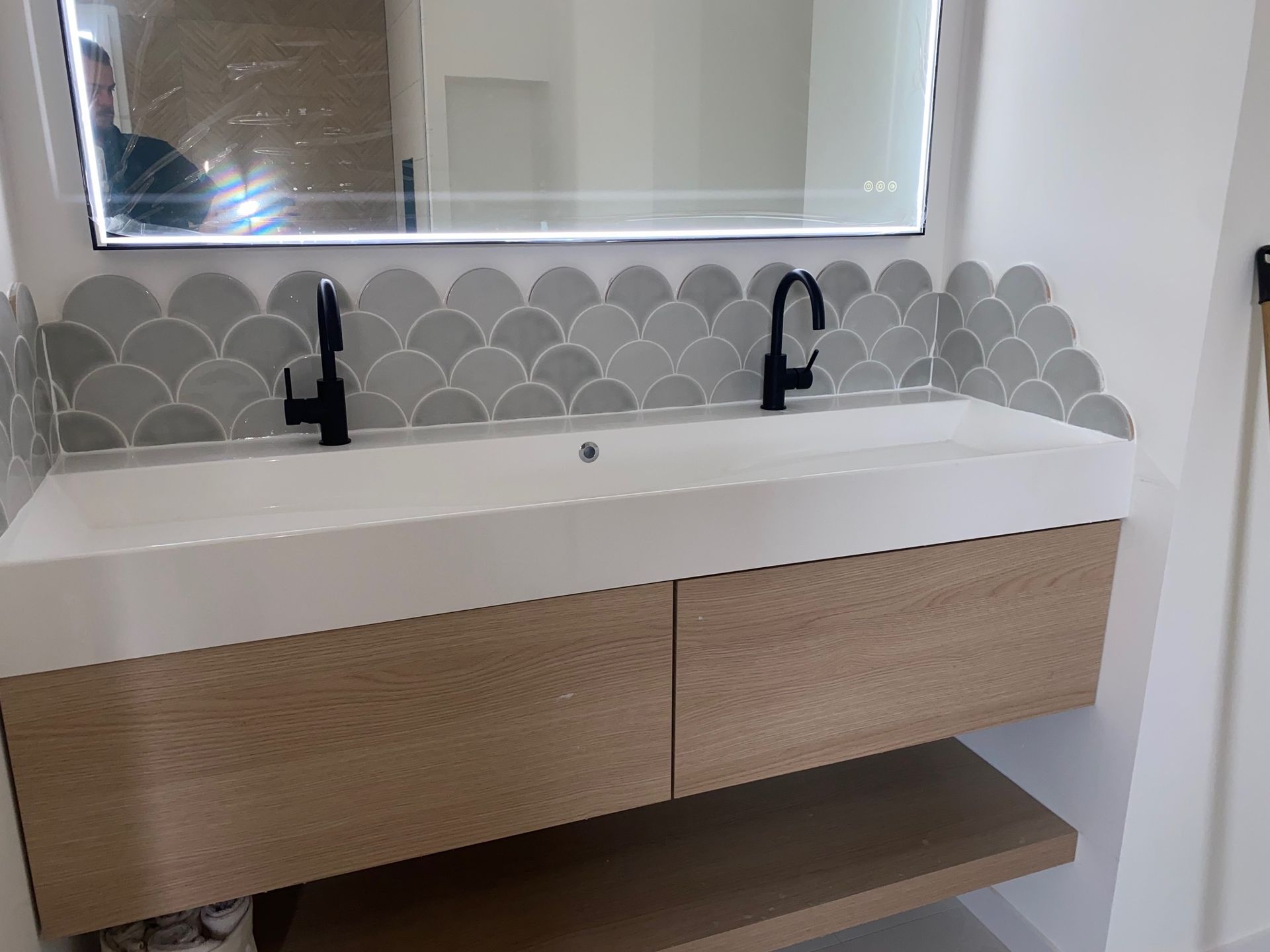 Meuble vasque avec faïence au dessus