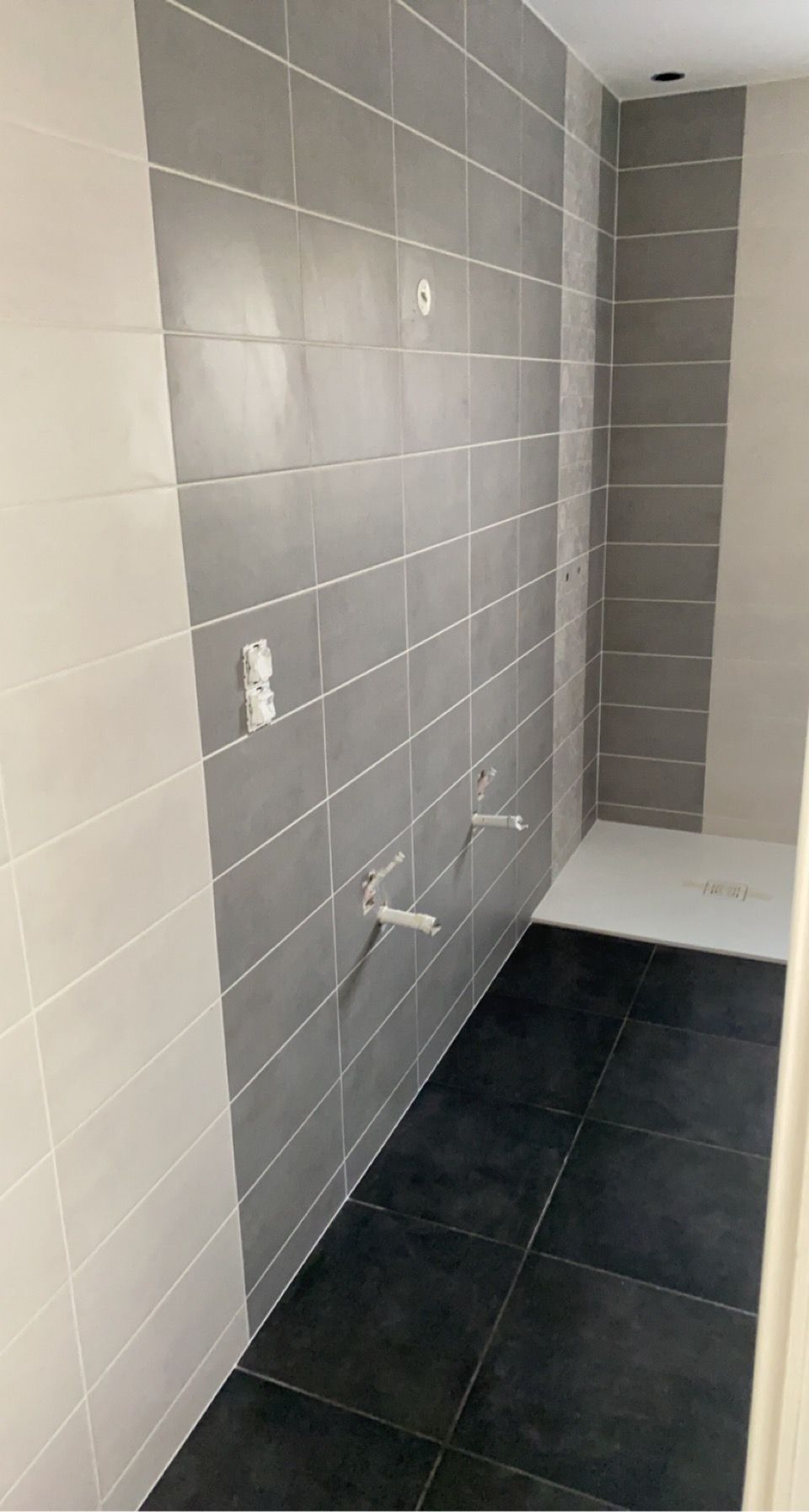Carrelage gris et blanc dans une future salle de bains