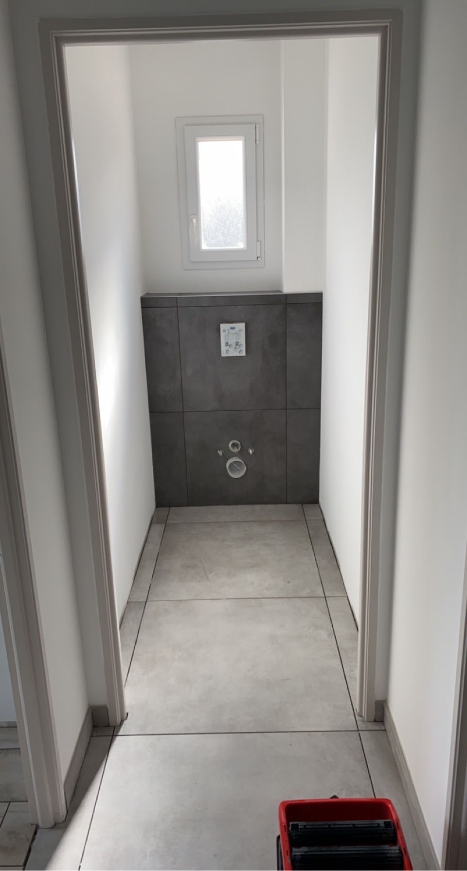 Toilettes avec carrelage sur sol et mur