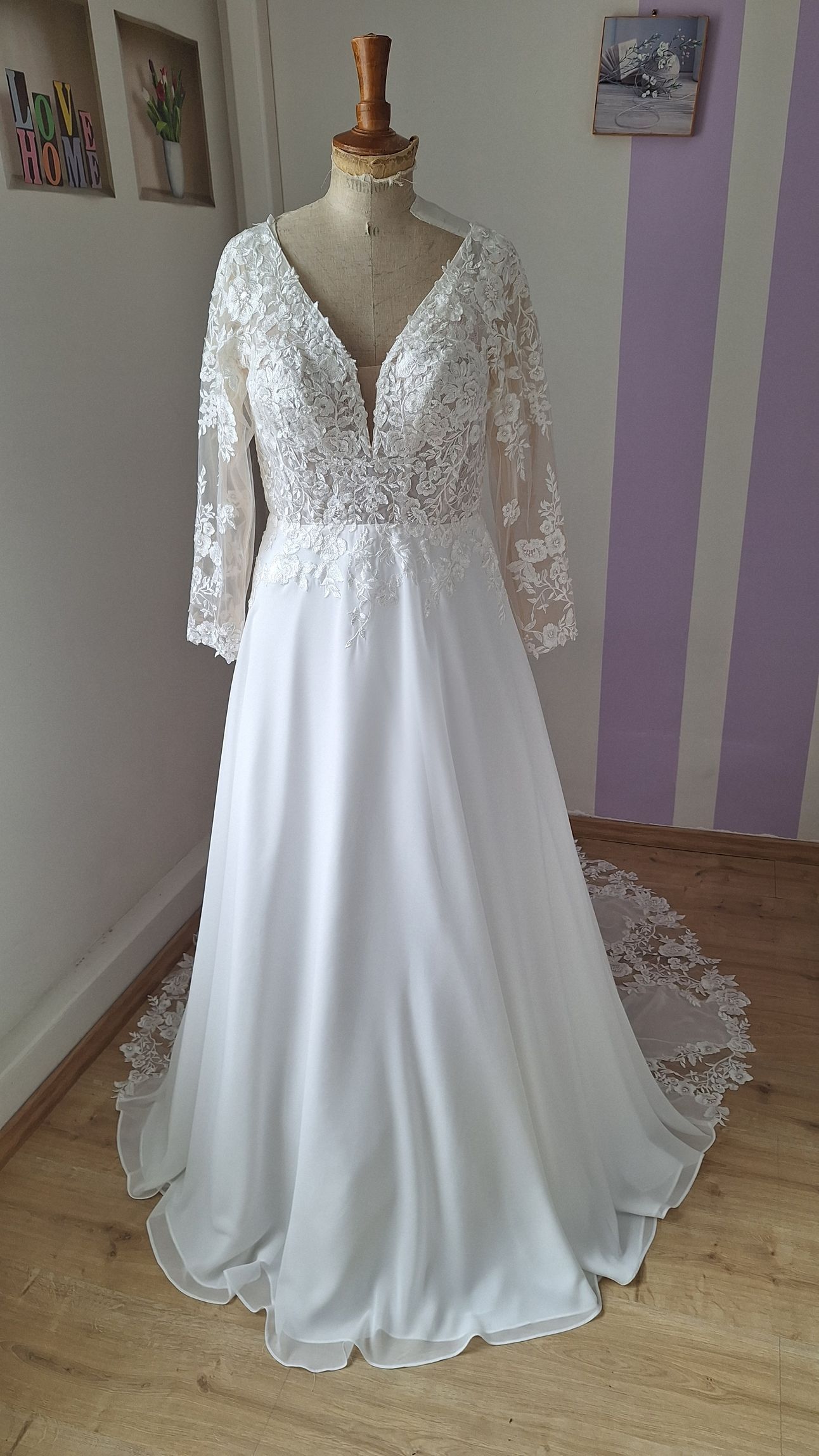 Robe de mariée Ellebeline en dentelle florale à manches longues avec décolleté en V disponible près d'Evreux