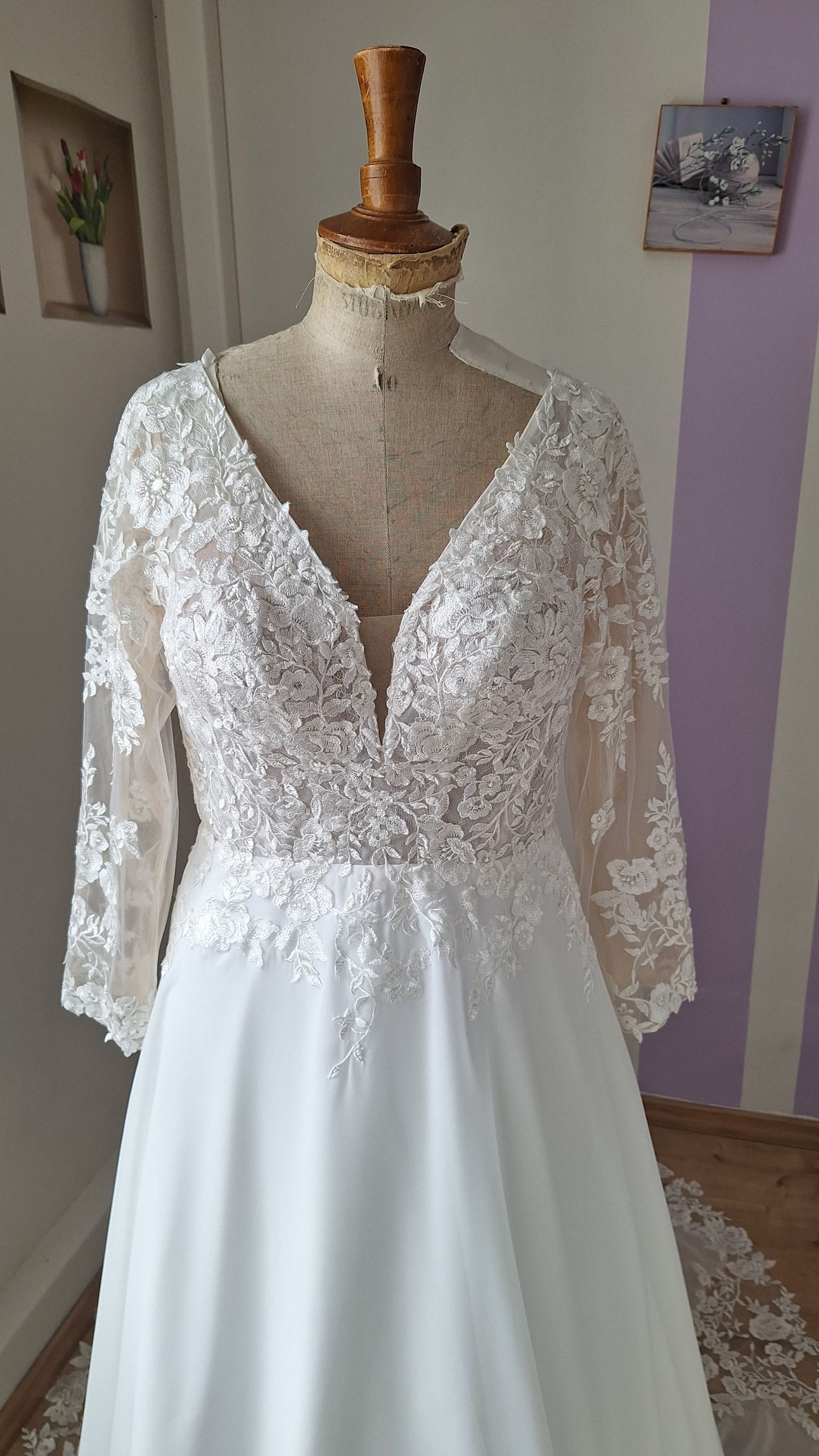 Robe de mariée romantique en dentelle florale et manches longues Ellebeline-Normandie Mariage