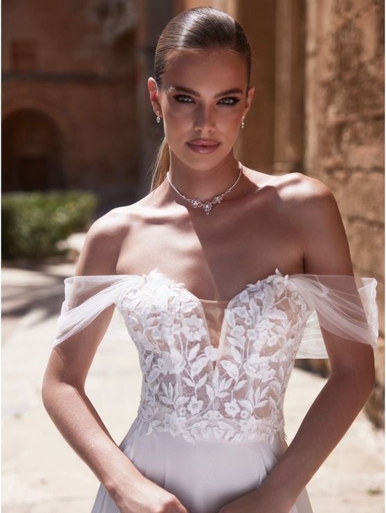 bustier en dentelle épaules dénudées manches en tulle pendantes  amovibles