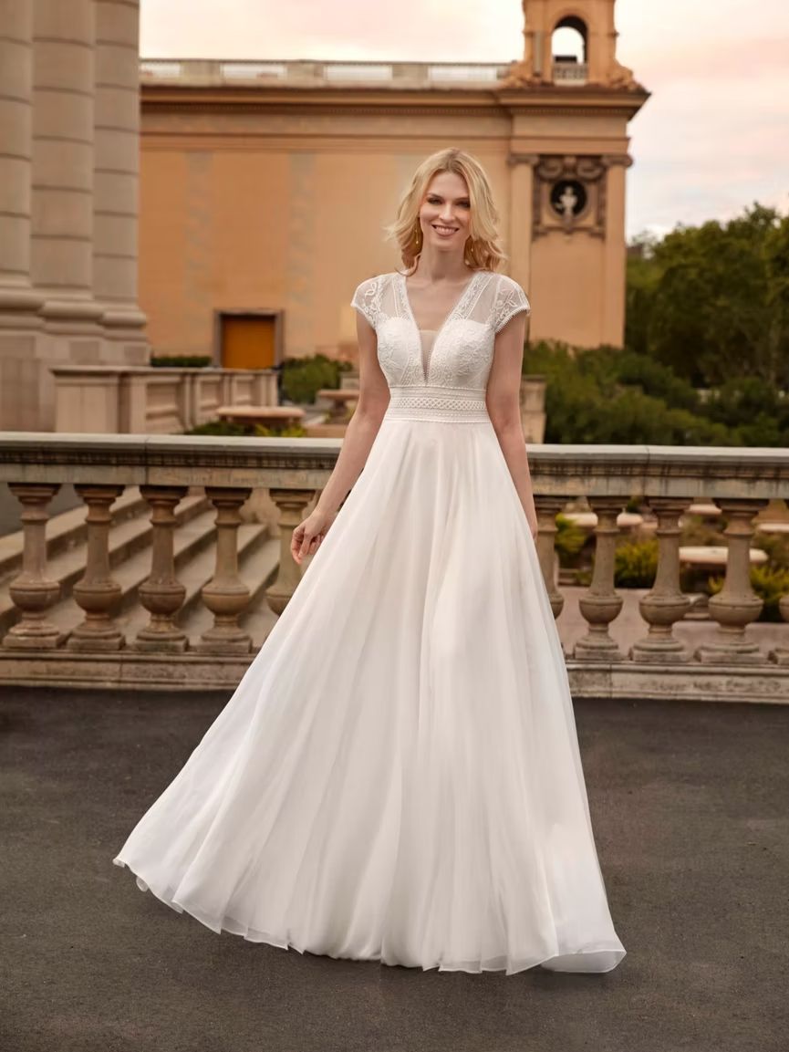 Robe de mariée bohème romantique Ellebeline en dentelle et en mousseline 