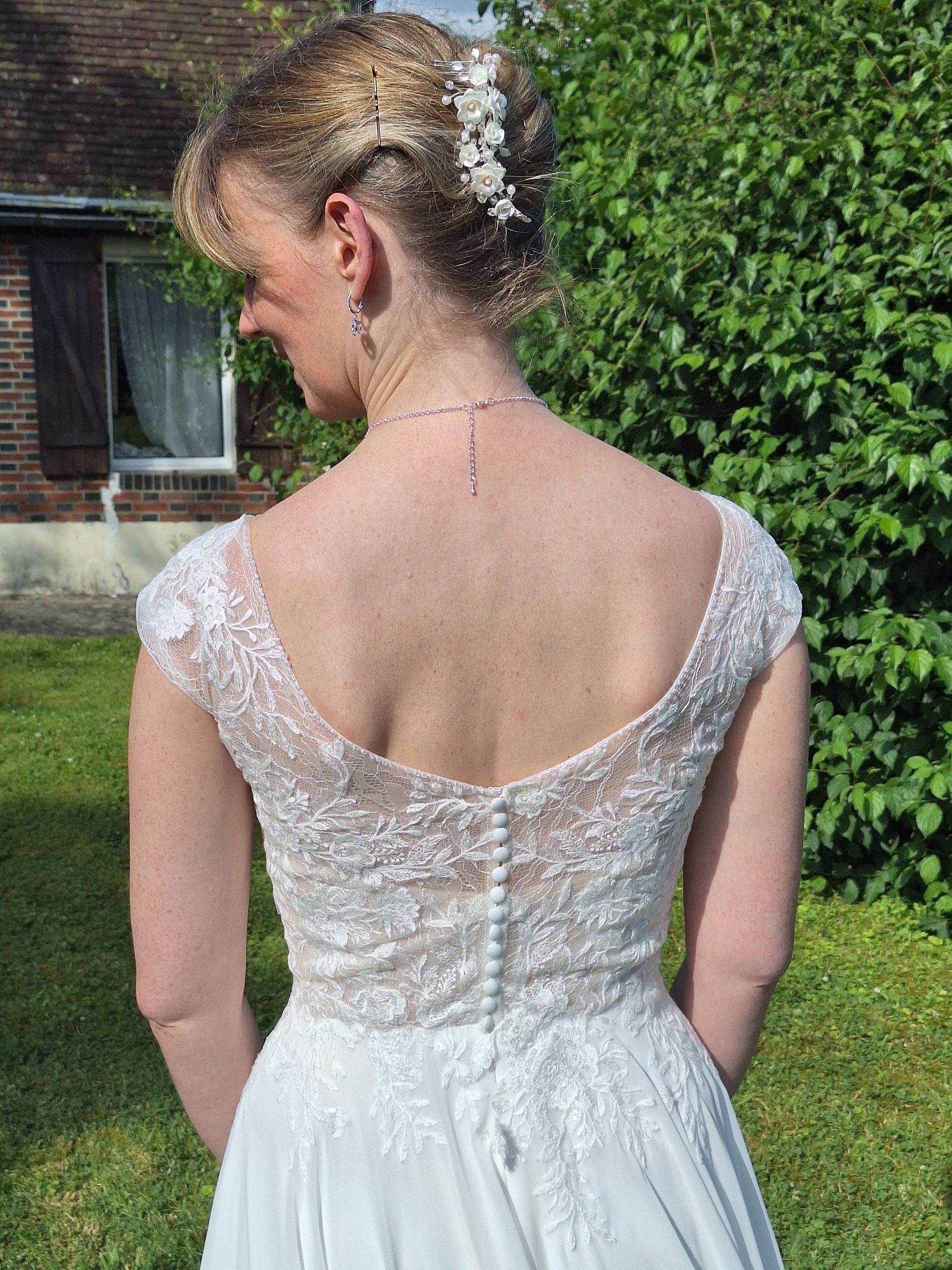 Robe de mariée bohème romantique en dentelle dos arrondi boutique dans l'Orne