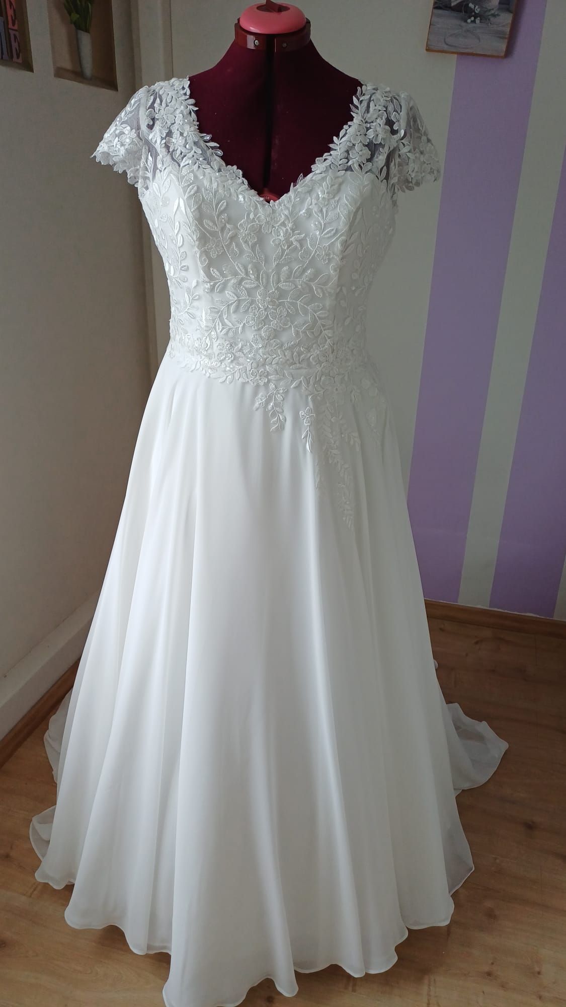 Robe de mariée bohème tulle brodé brillant, jupe en mousseline. Confection sur mesure à l' atelier Normandie Mariage près d'Evreux et d'Alençon