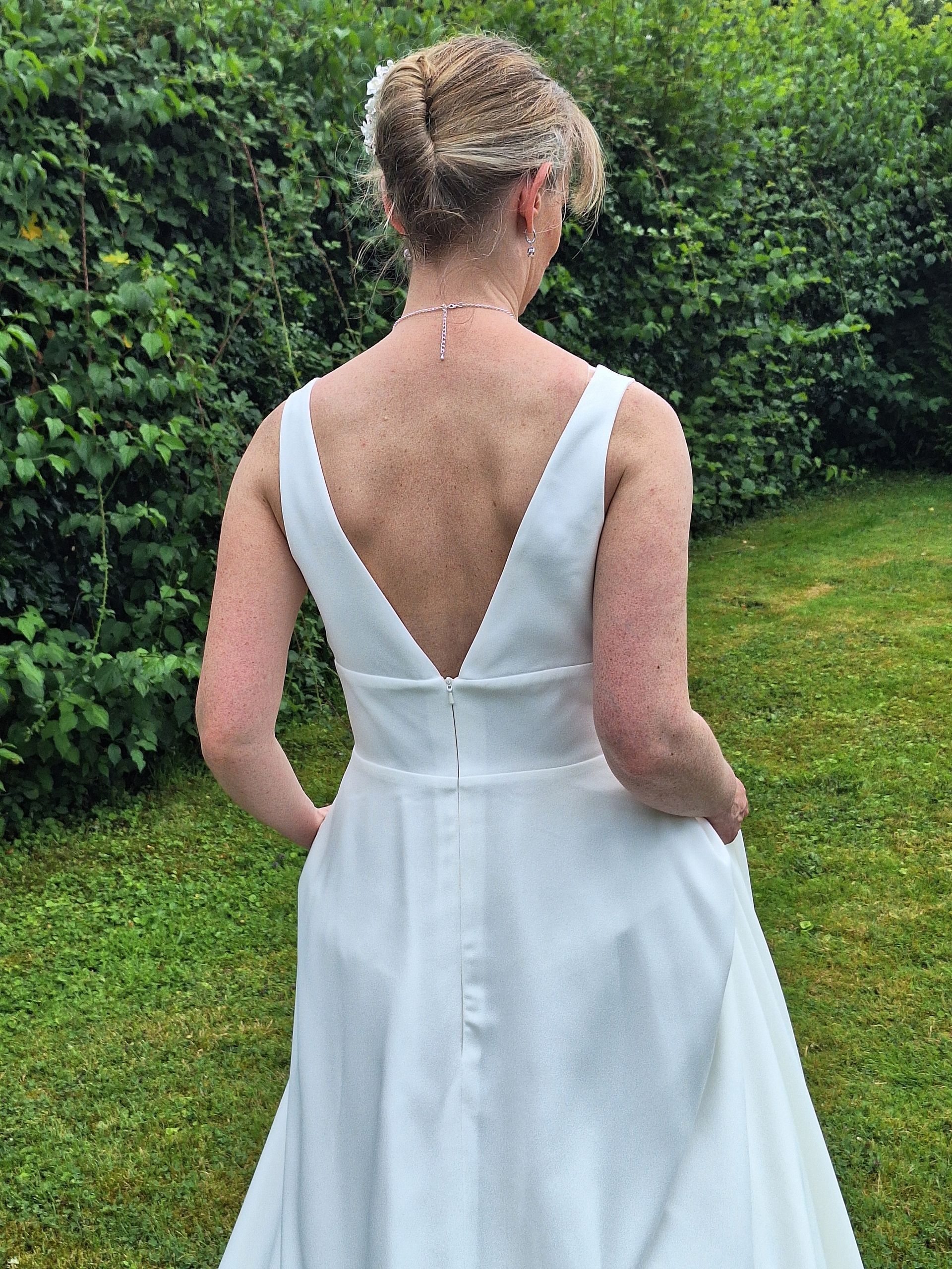 Robe de mariée dos en V en crêpe by Normandie Mariage près de Bernay