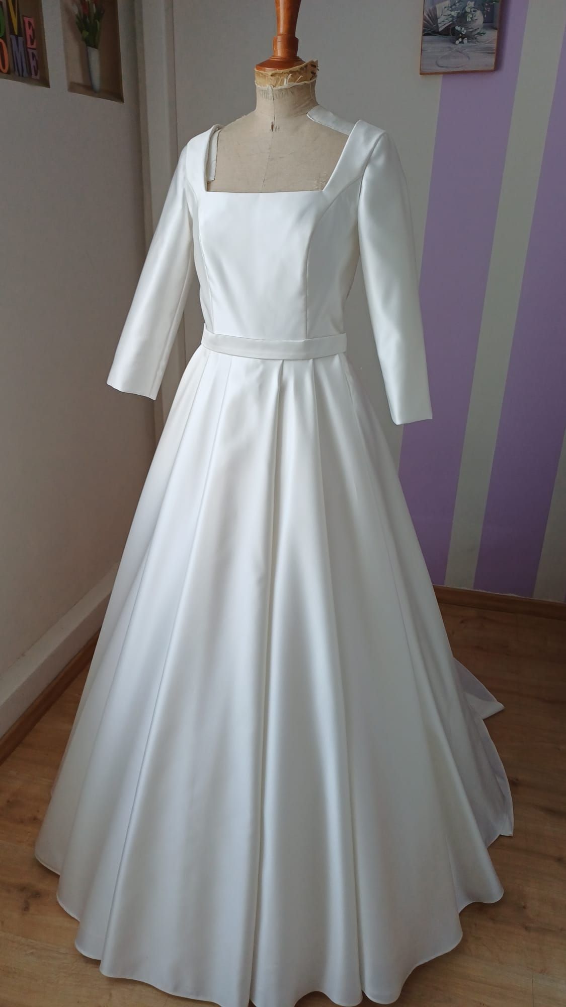 Robe de mariée princesse épurée et neutre en satin décolleté carré jupe à plis avec poches -Atelier Normandie Mariage près d'Evreux et d'Alençon 