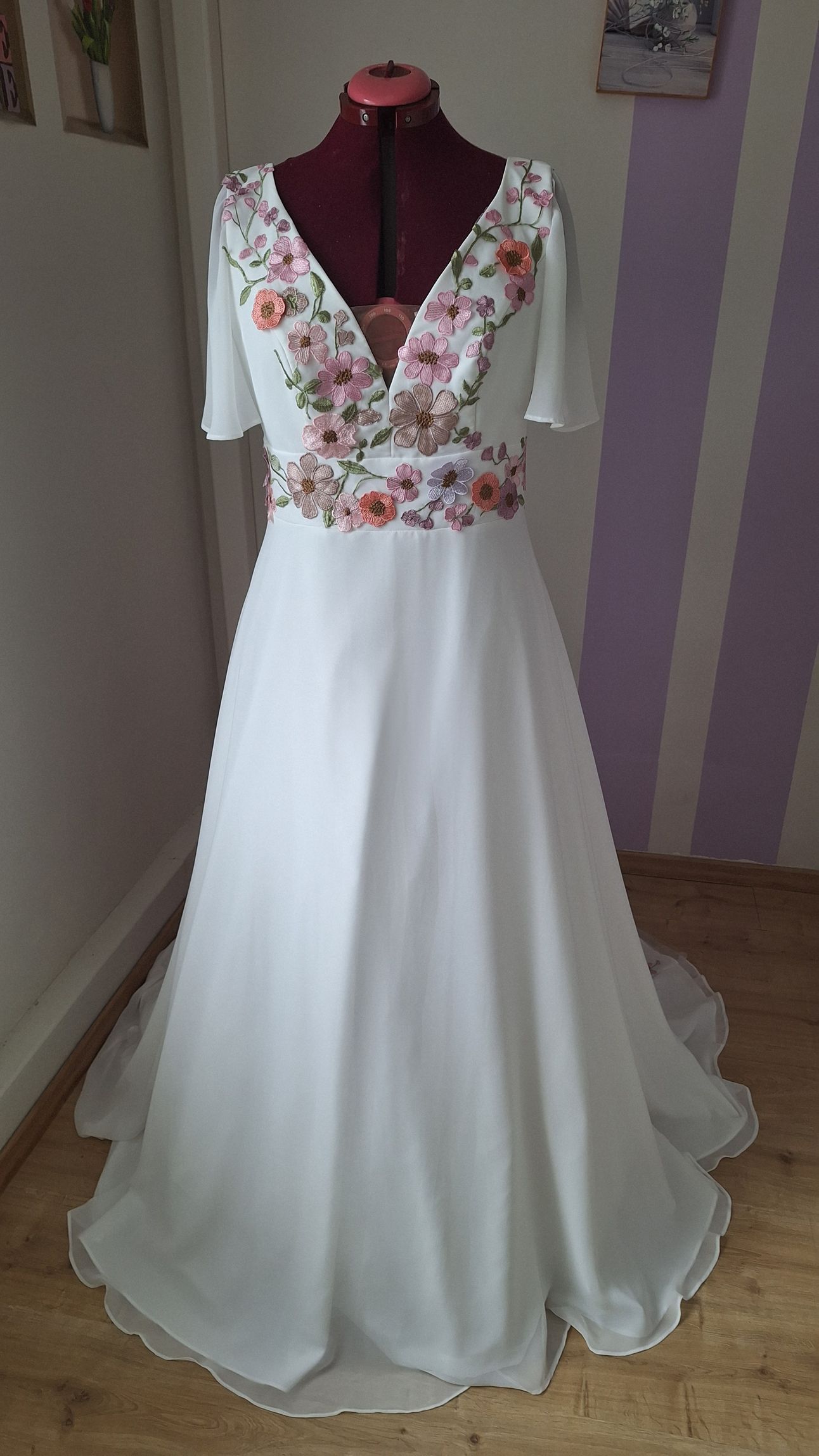 robe de mariée dentelle fleurie colorée manches papillon, jupe mousseline, quille en dentelle fleurie.-Confection sur mesure à la boutique Normandie Mariage près d'Evreux et d'Alençon 