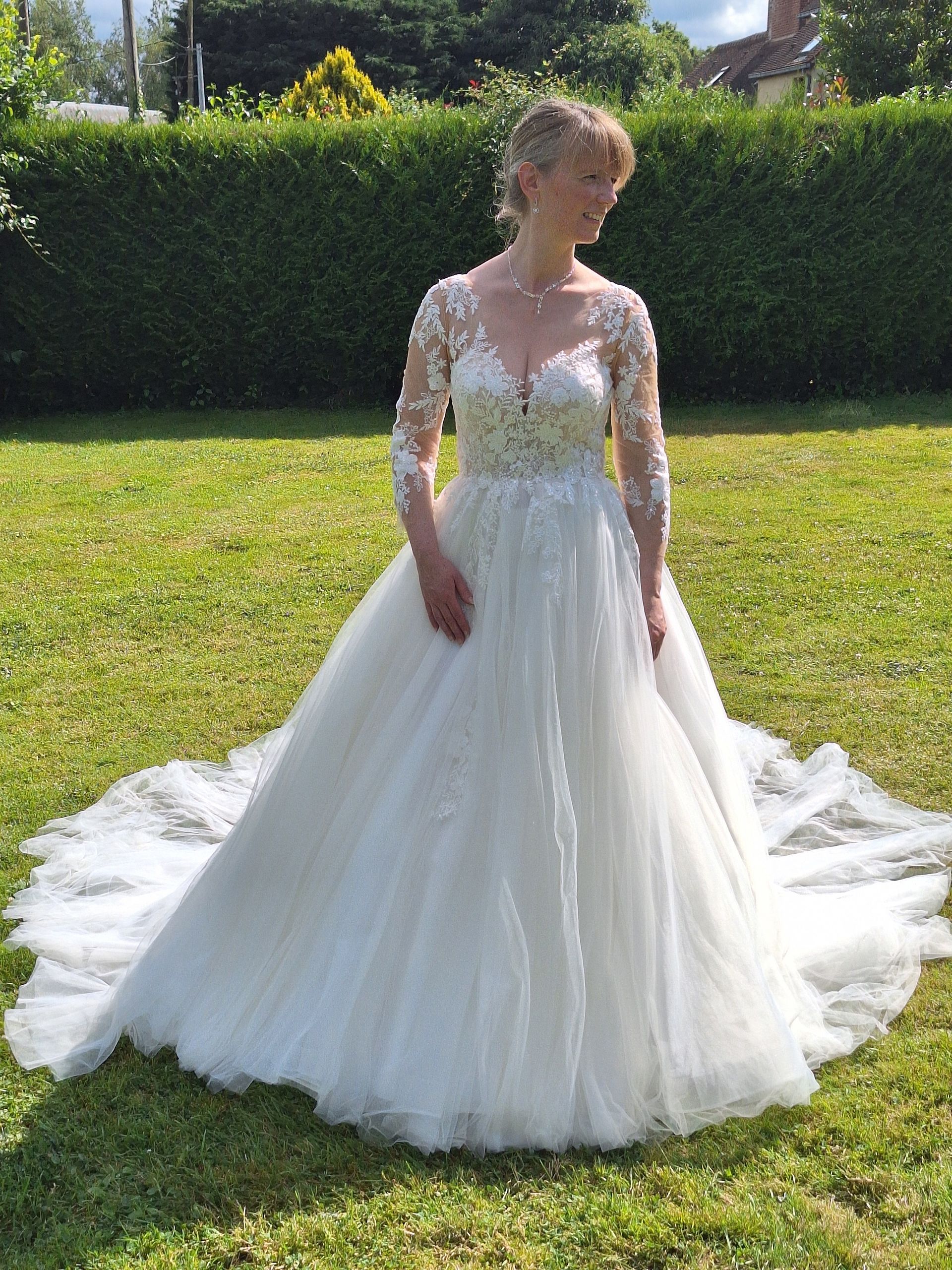 Robe de mariée princesse en dentelle avec sequins et tulle près d'Evreux dans l'Eure