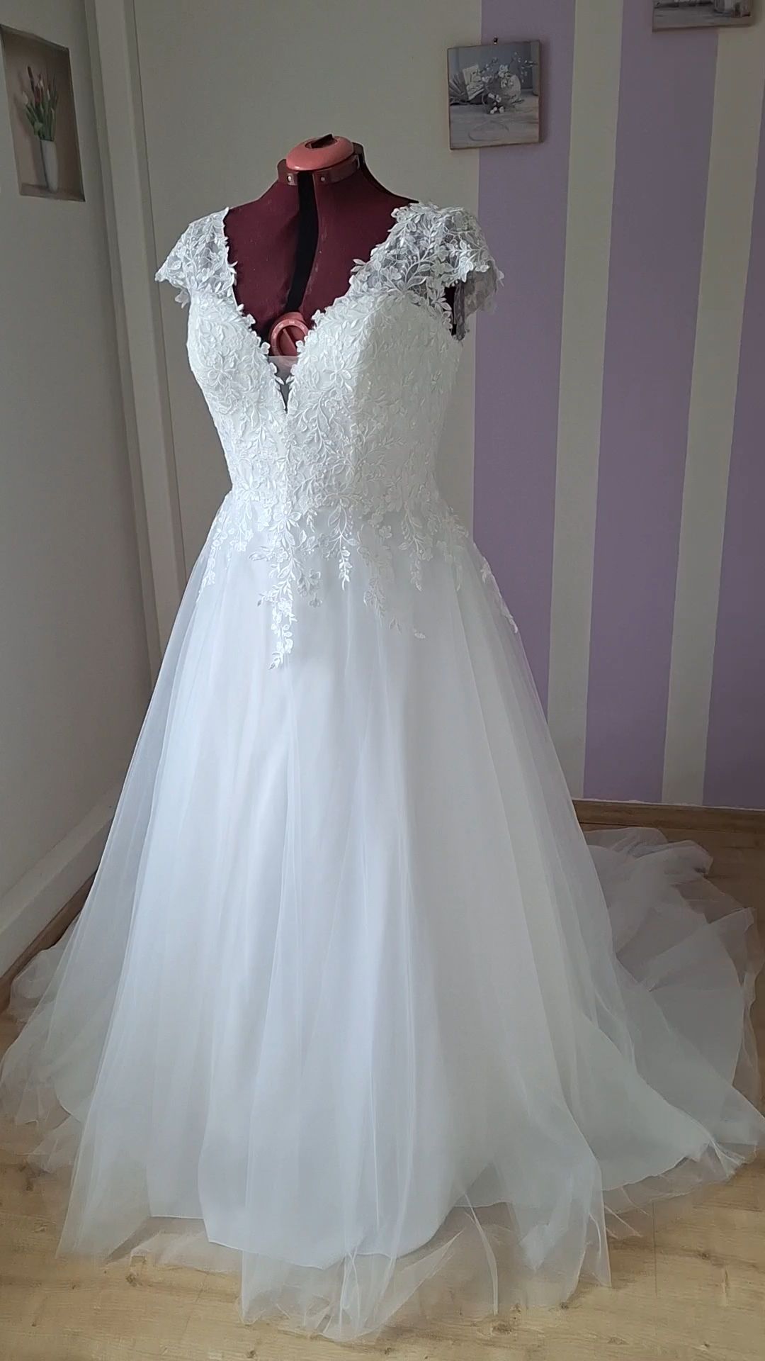 Robe de mariée curvy en dentelle et tulle de la marque Anifaël 