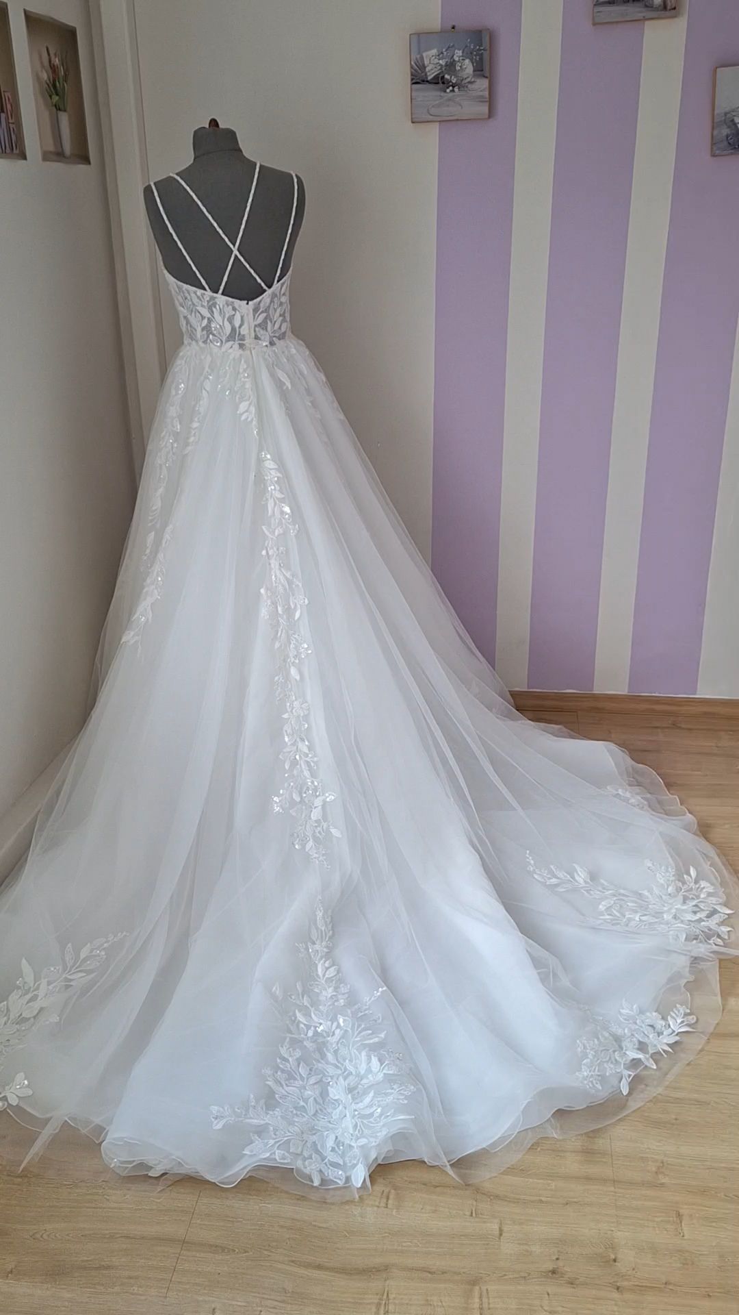 Robe de mariée princesse de Bianco Evento avec jupe en tulle parsemée de  broderies en dentelle 