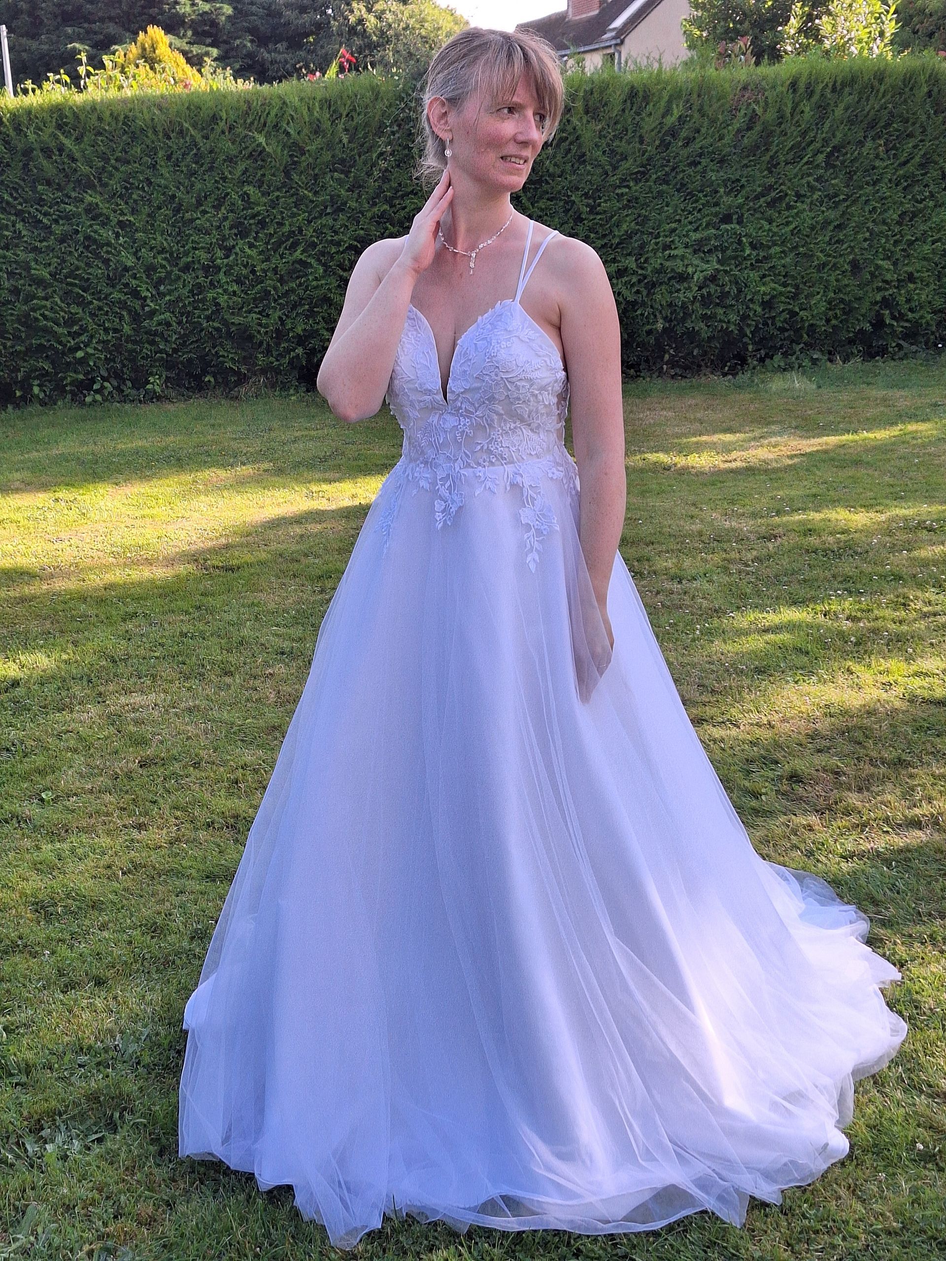 Robe de mariée romantique en dentelle  blanche et tulle, bretelles croisées au dos Conches-en-Ouche