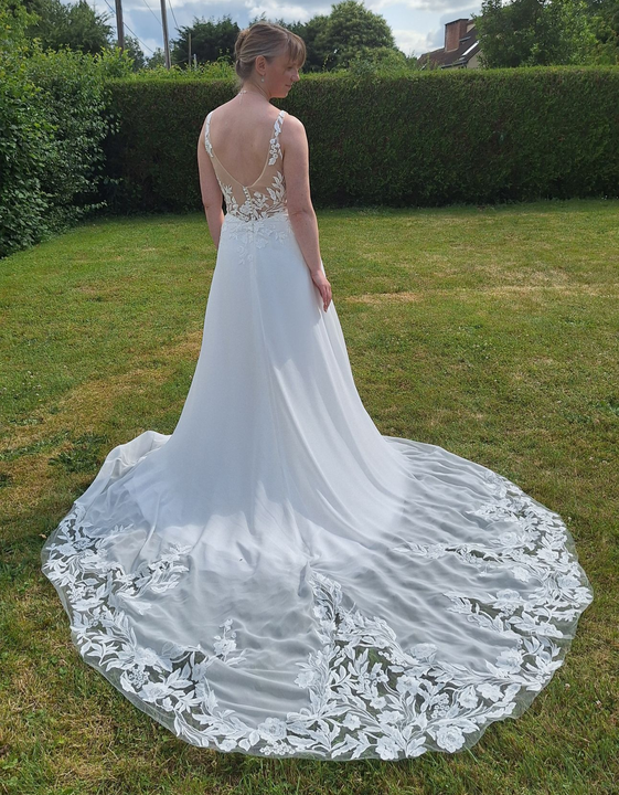 bustier en dentelle épaules dénudées manches en tulle pendantes amovibles