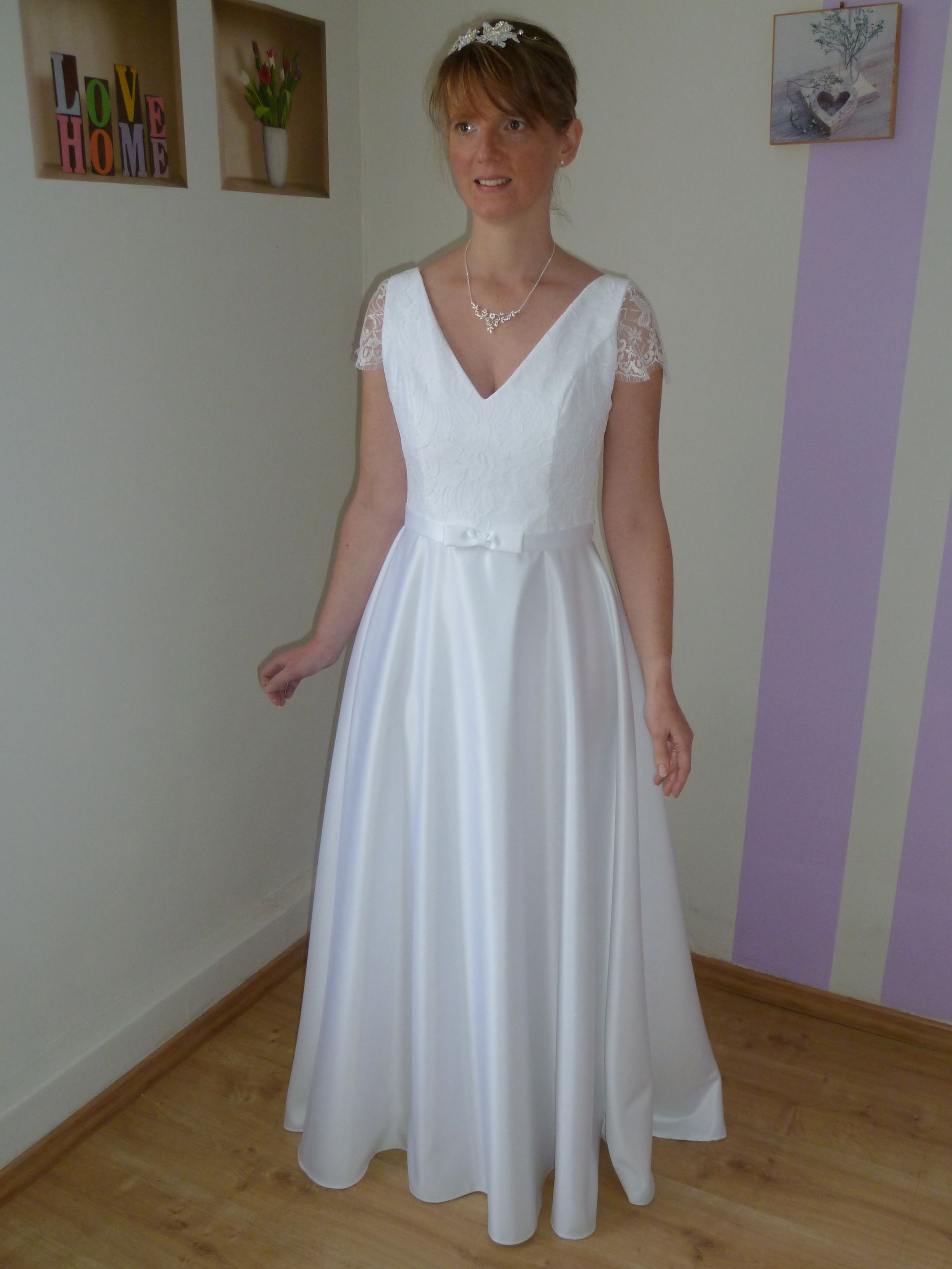 Robe de mariée simple en dentelle et satin pas cher près d'Argentan 