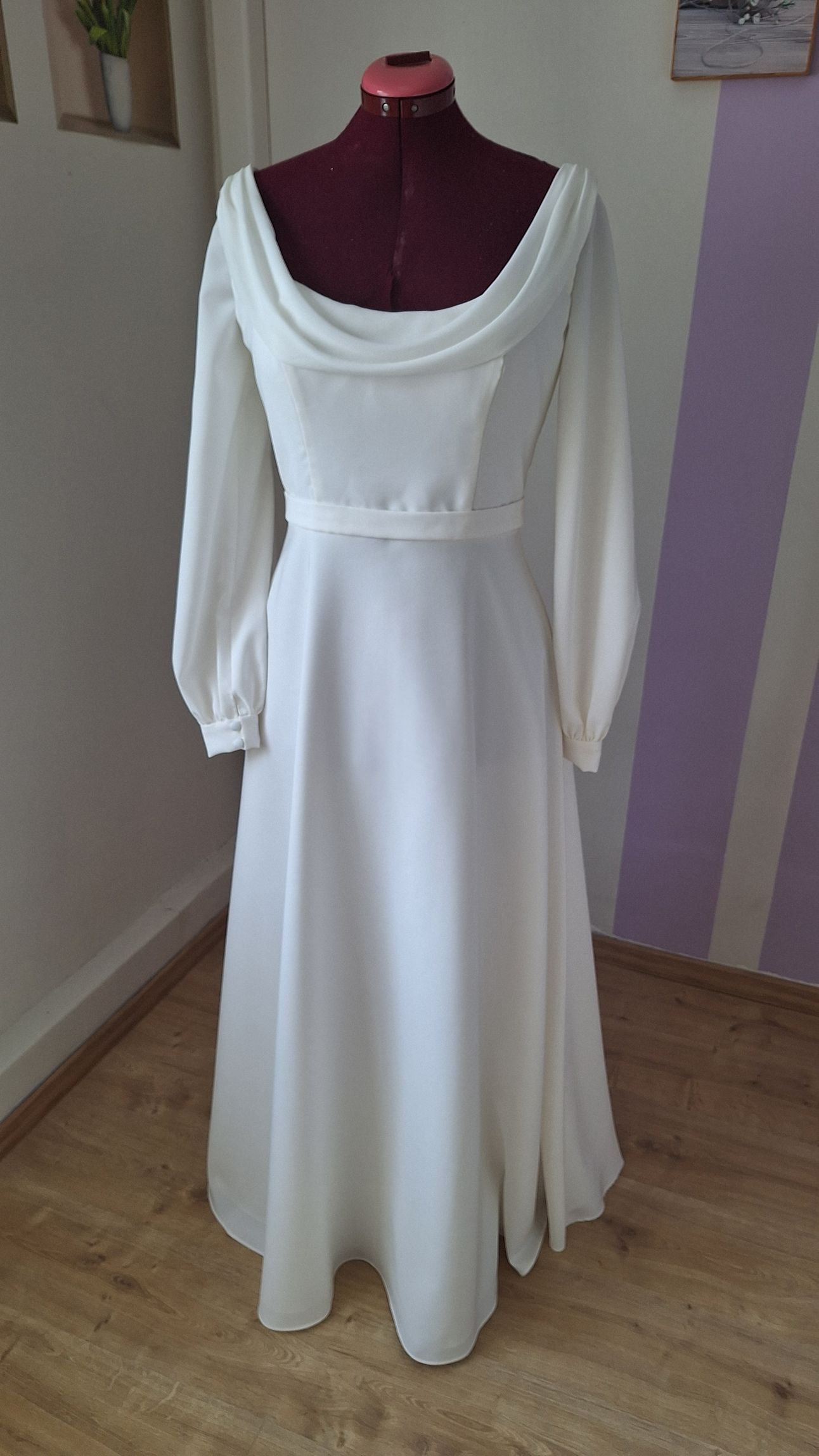 Robe de mariée épurée et simple sur mesure -Confection artisanale à l' Atelier Normandie Mariage près d'Evreux