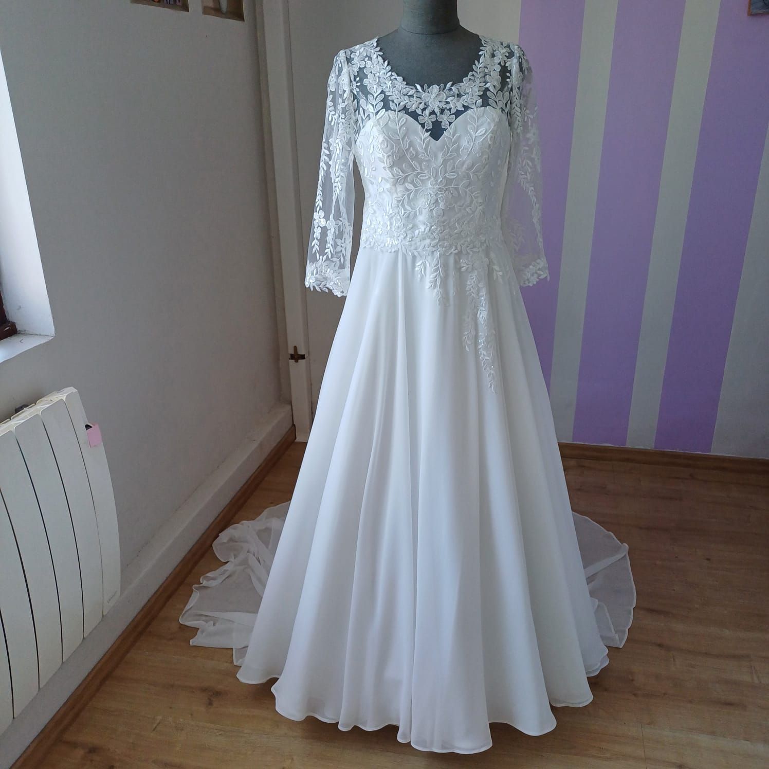 Robe de mariée romantique dentelle brodée jupe mousseline -Atelier Normandie Mariage près d'Evreux 