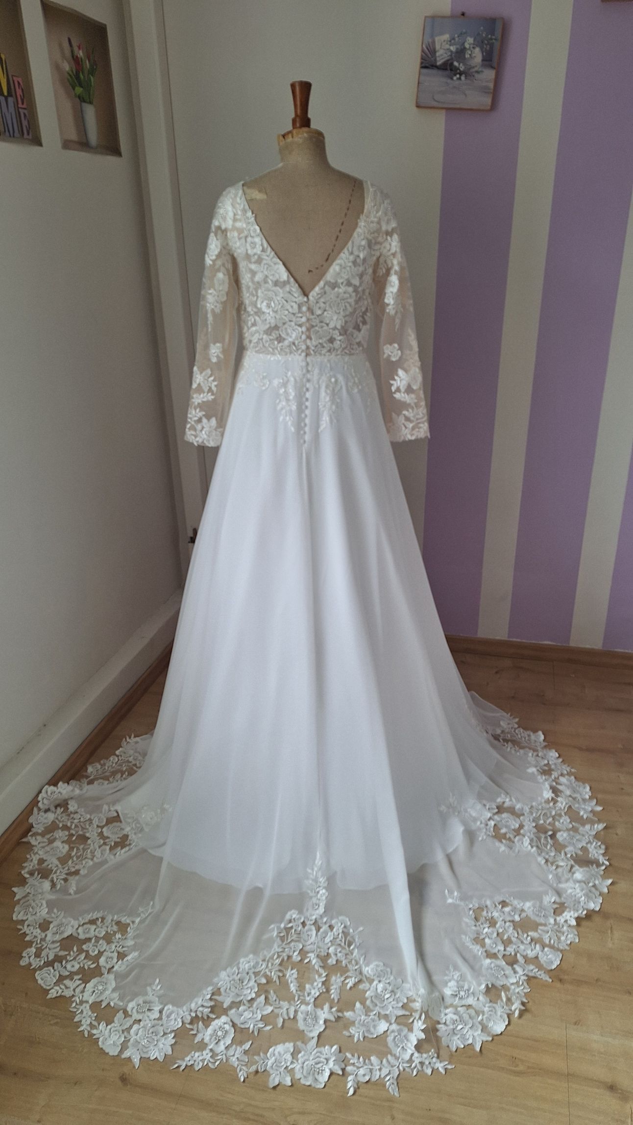 Robe de mariée Ellebeline romantique jupe mousseline avec traine bordée de dentelle près d'Evreux