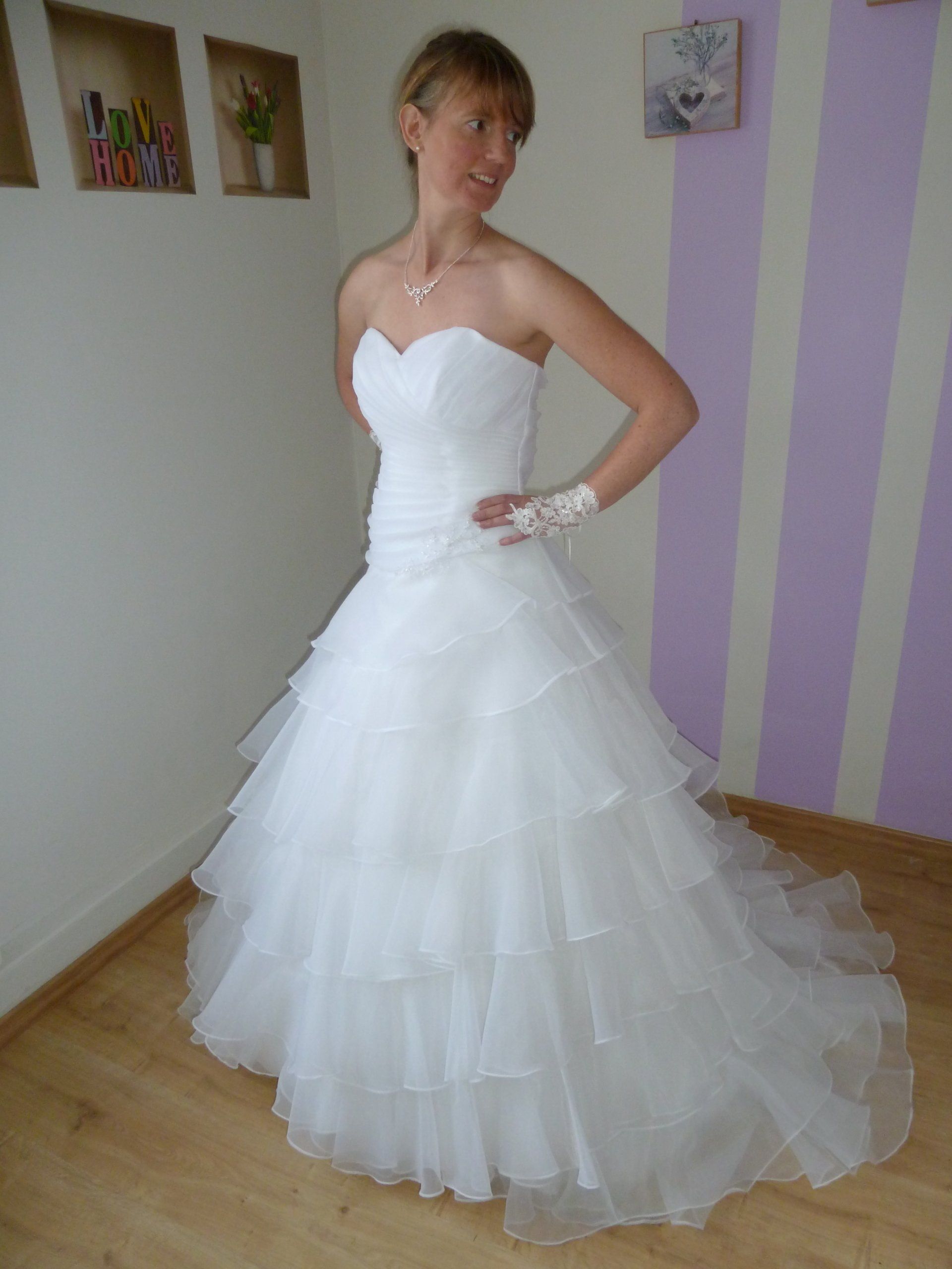 Robe de mariée princesse corsage asymétrique et jupe à volants Orne