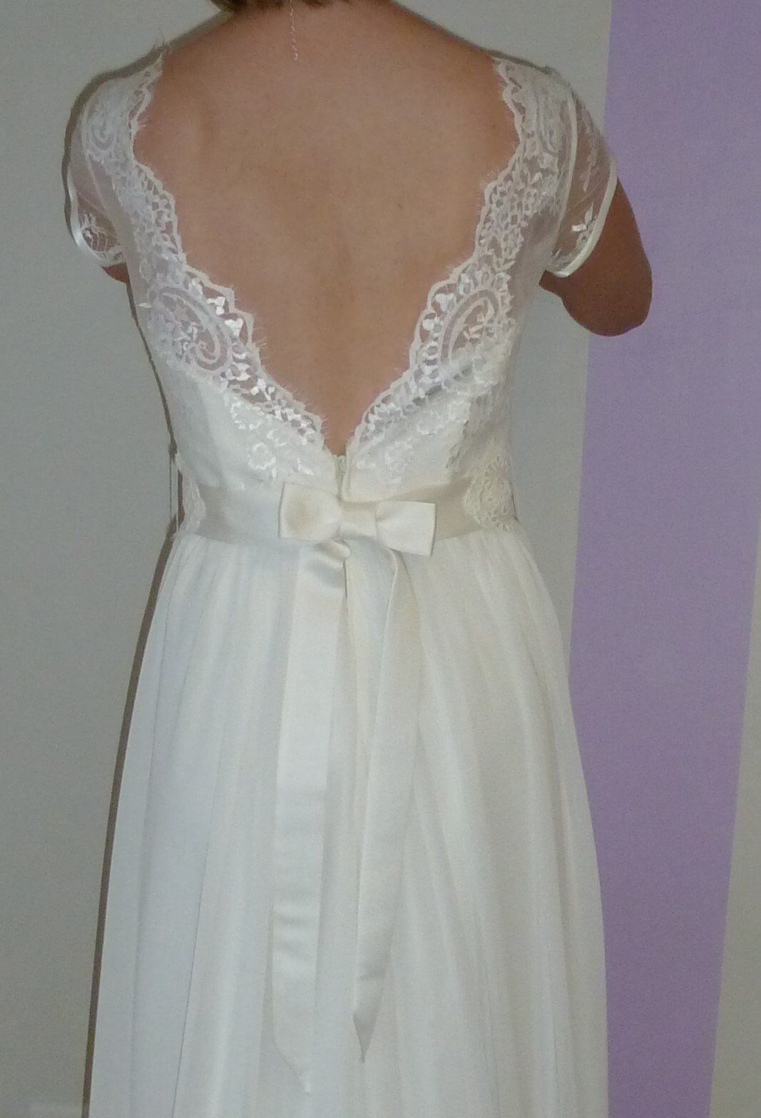 Dos de la robe avec noeud à la ceinture