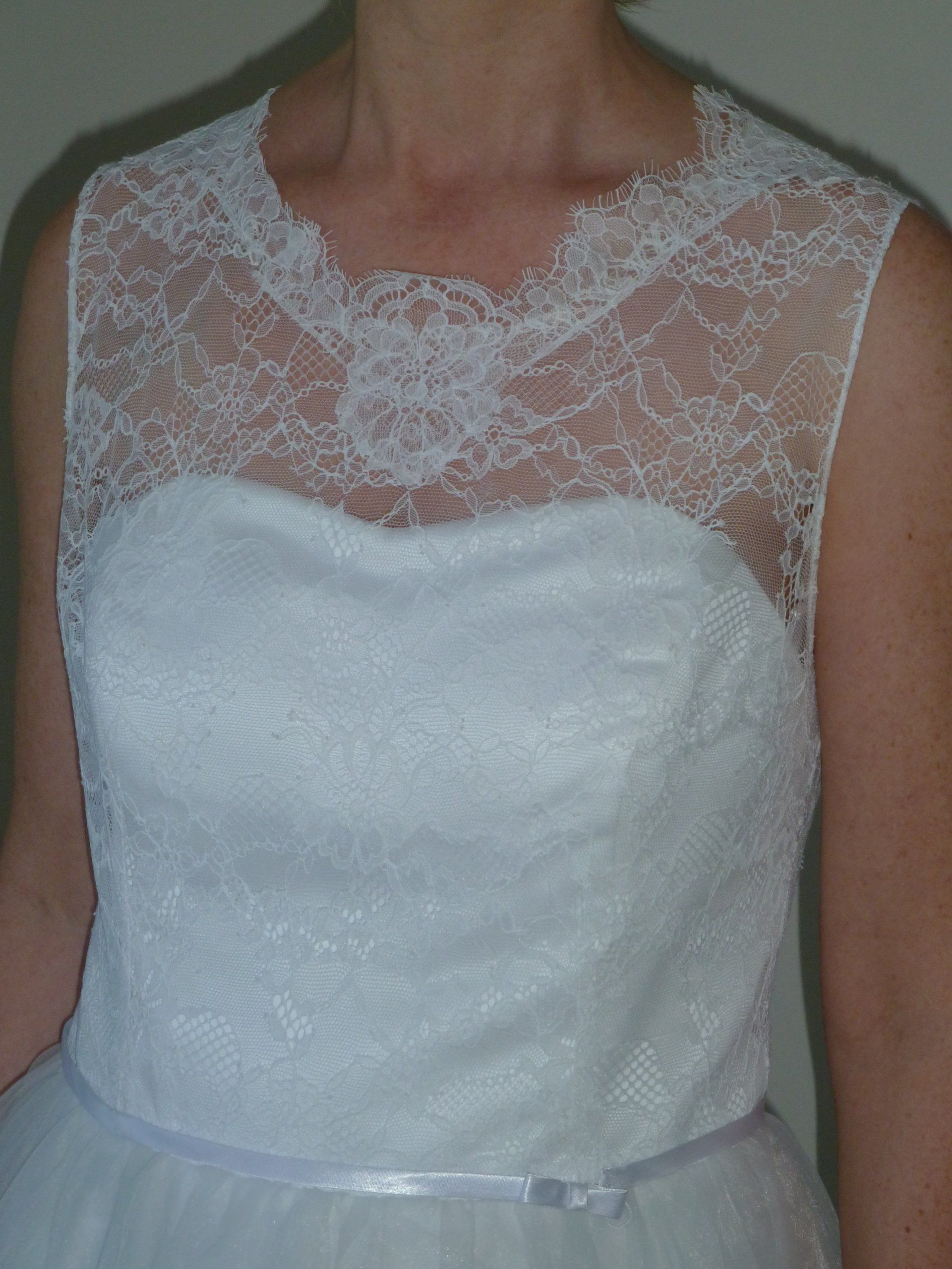 Corsage en dentelle manches courtes