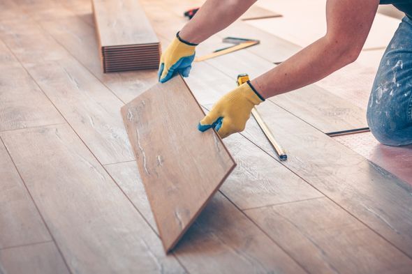 Mann verlegt Holzboden