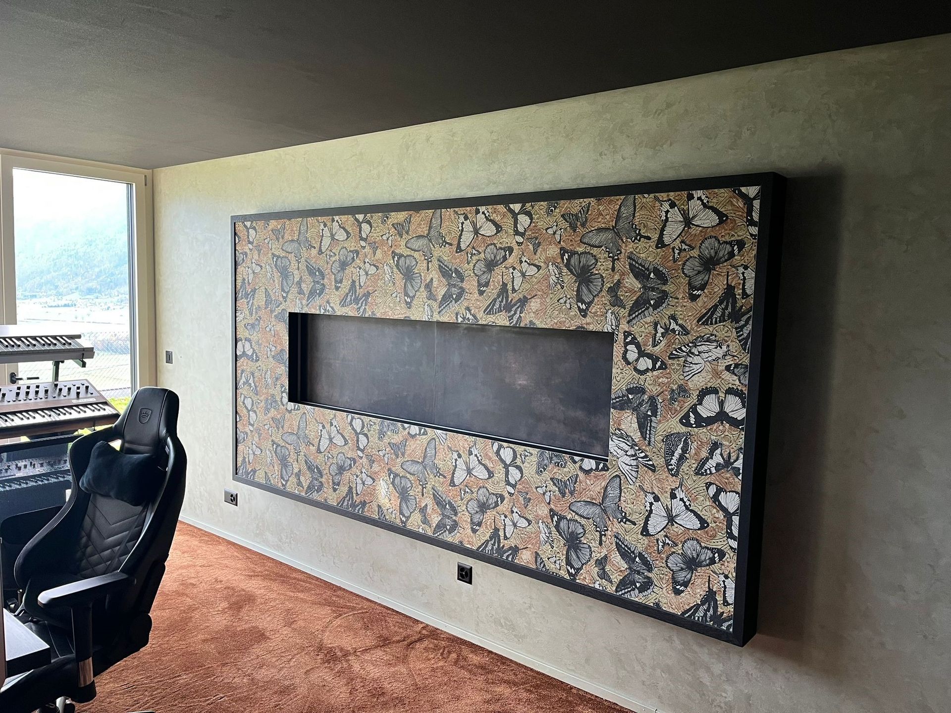 Ein Mann verputzt die Seite eines Gebäudes mit einer Kelle.