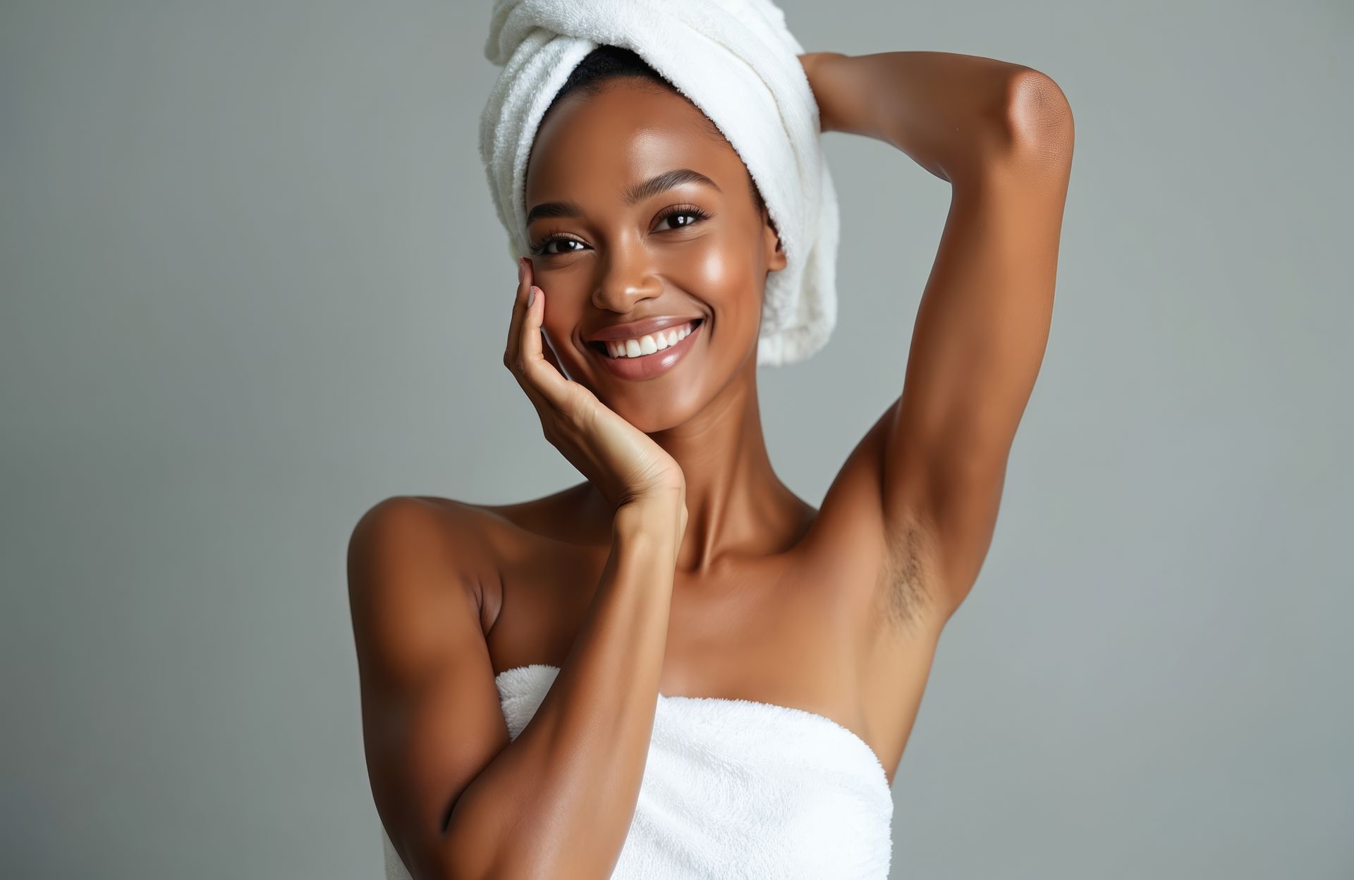 Une jambe est épilée à la cire rose dans un spa.