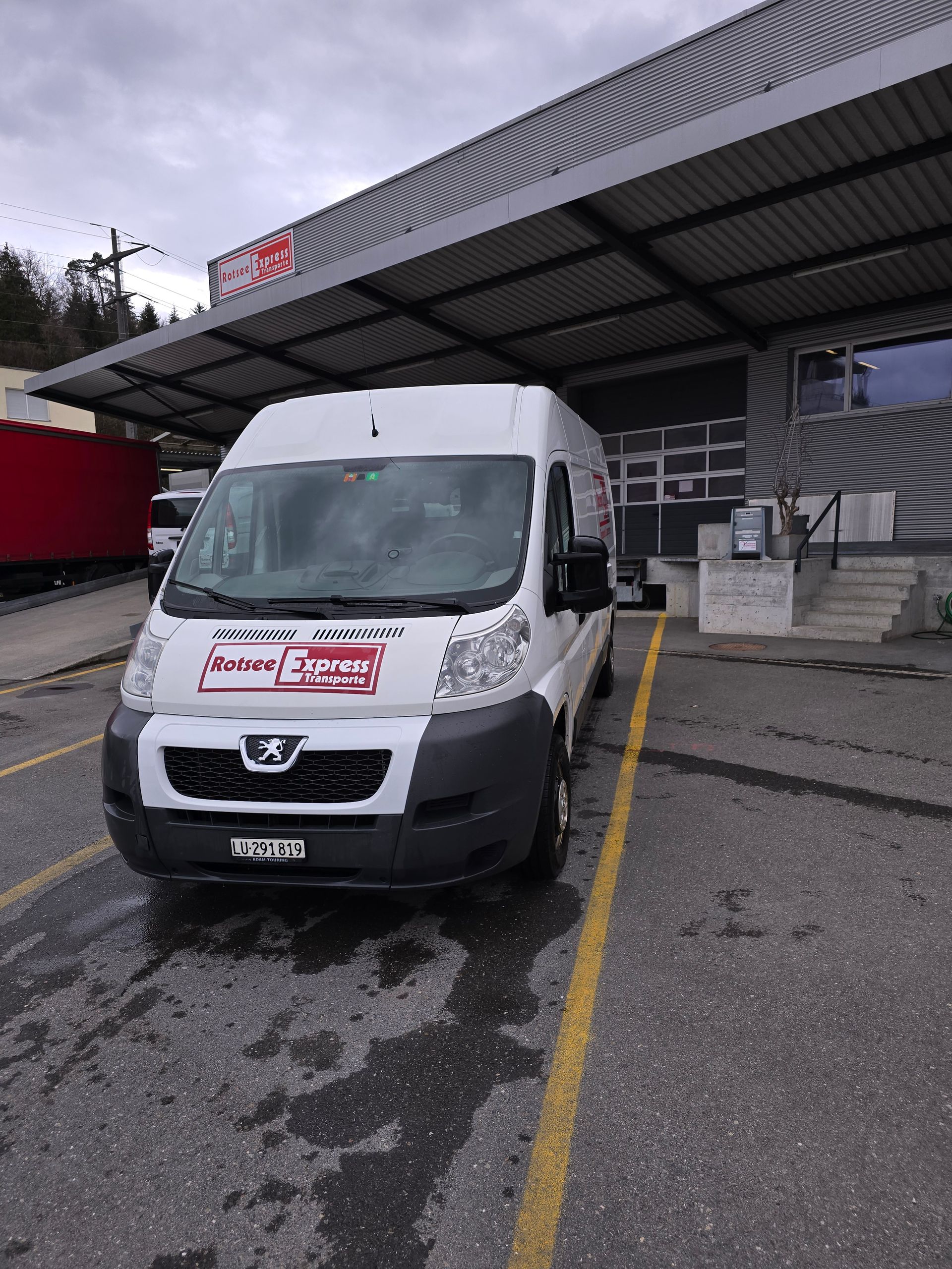 Eine Familie spielt in ihrem neuen Zuhause in einem Pappkarton.