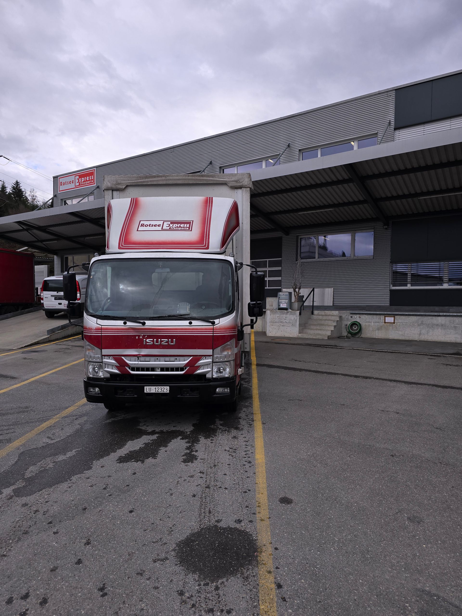 Zwei Lieferwagen auf Highway nebeneinander