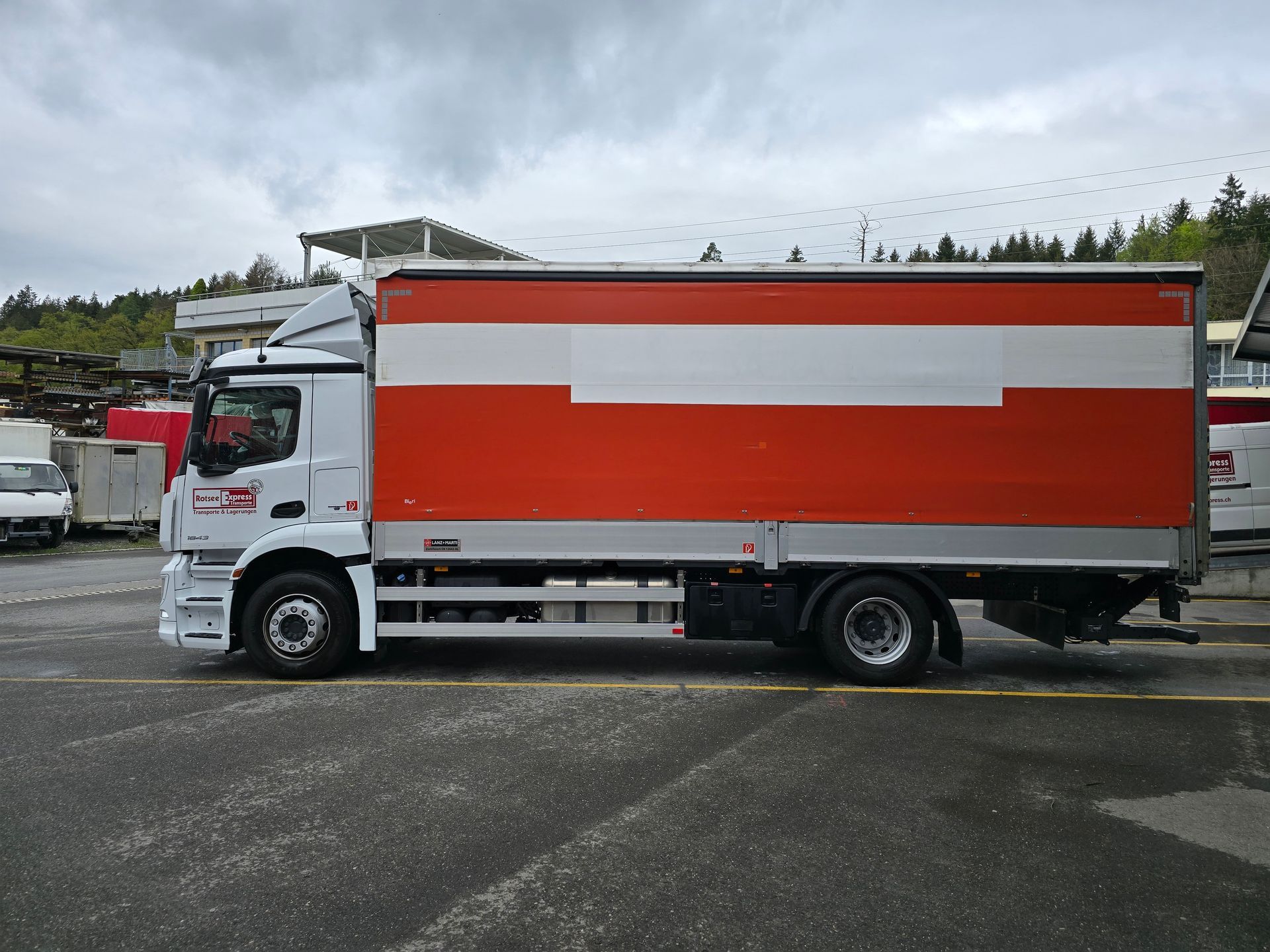 Weißer LKW auf Autobahn