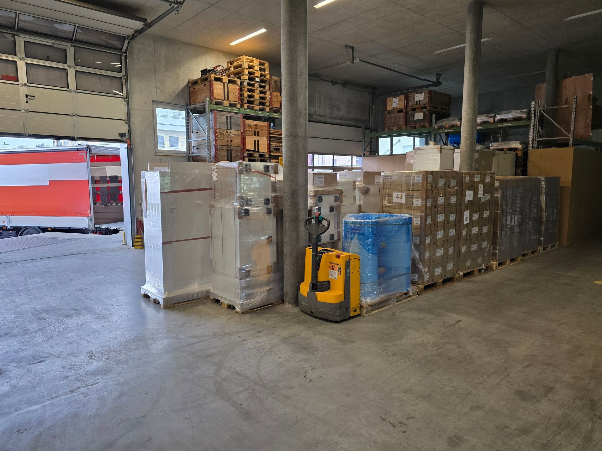 LKWs auf Straße, fahren nebeneinander