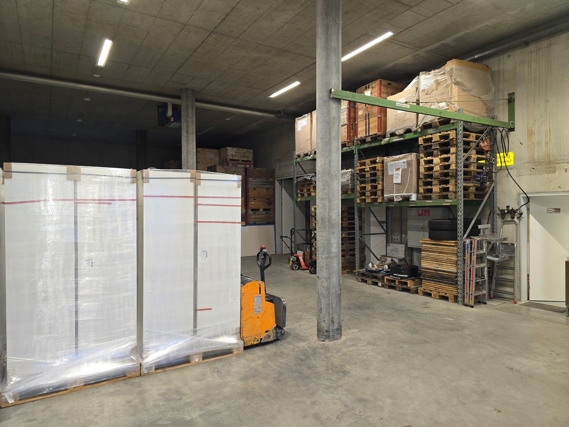 Weißer LKW auf Autobahn