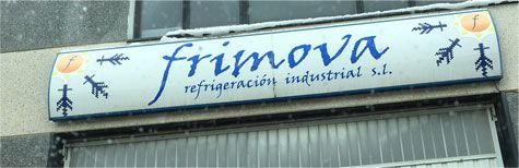 Un cartel en el lateral de un edificio que dice frinova
