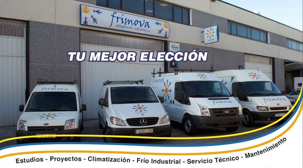 Cuatro camionetas blancas están estacionadas frente a un edificio que dice 
