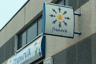 Un cartel en el lateral de un edificio que dice frinova