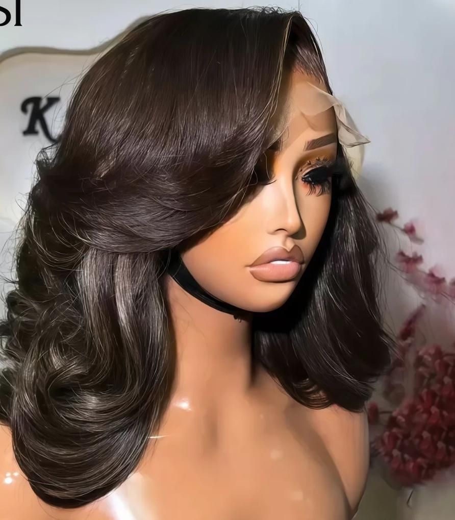 Une femme portant une perruque brune à mèches ondulées, avec une bordure en dentelle visible.