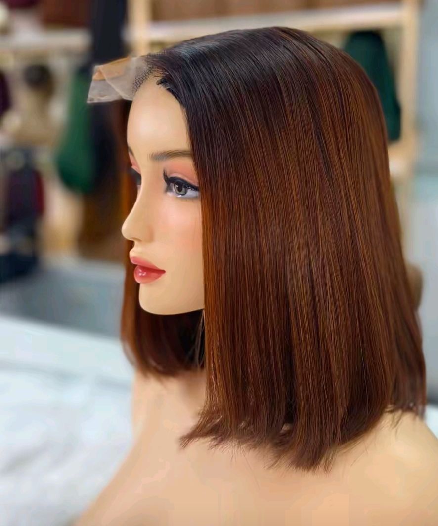 Perruque brune sur mannequin, à la texture crêpée, coiffée au carré.