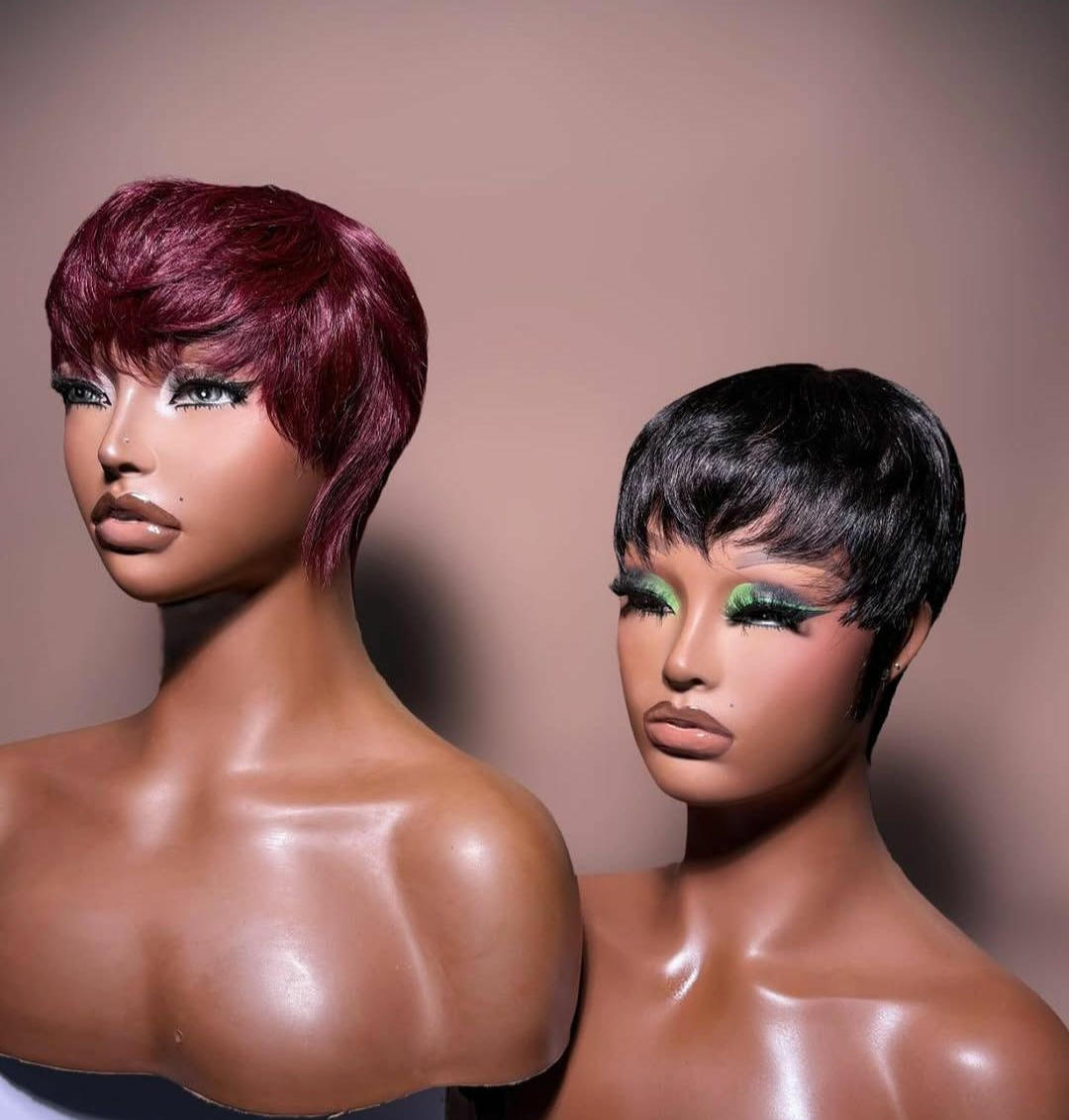 Deux têtes de mannequin portant des perruques courtes, l'une bordeaux, l'autre noire.