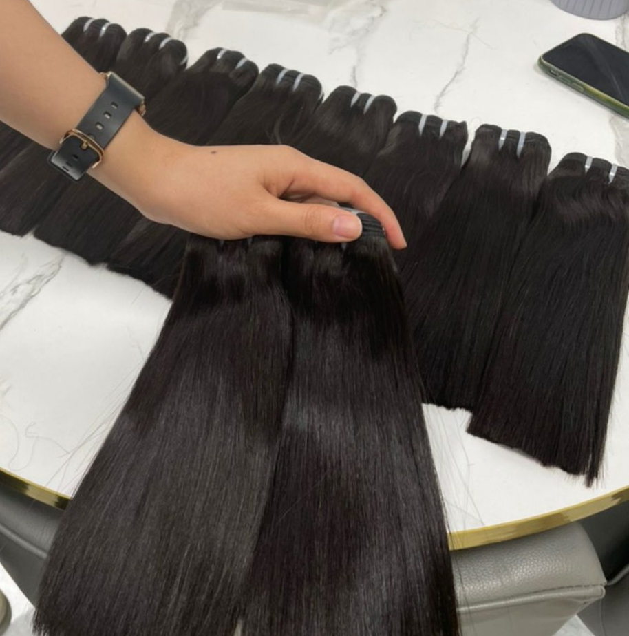 Mannequins portant des perruques de différentes nuances de rouge, de brun et de blond.